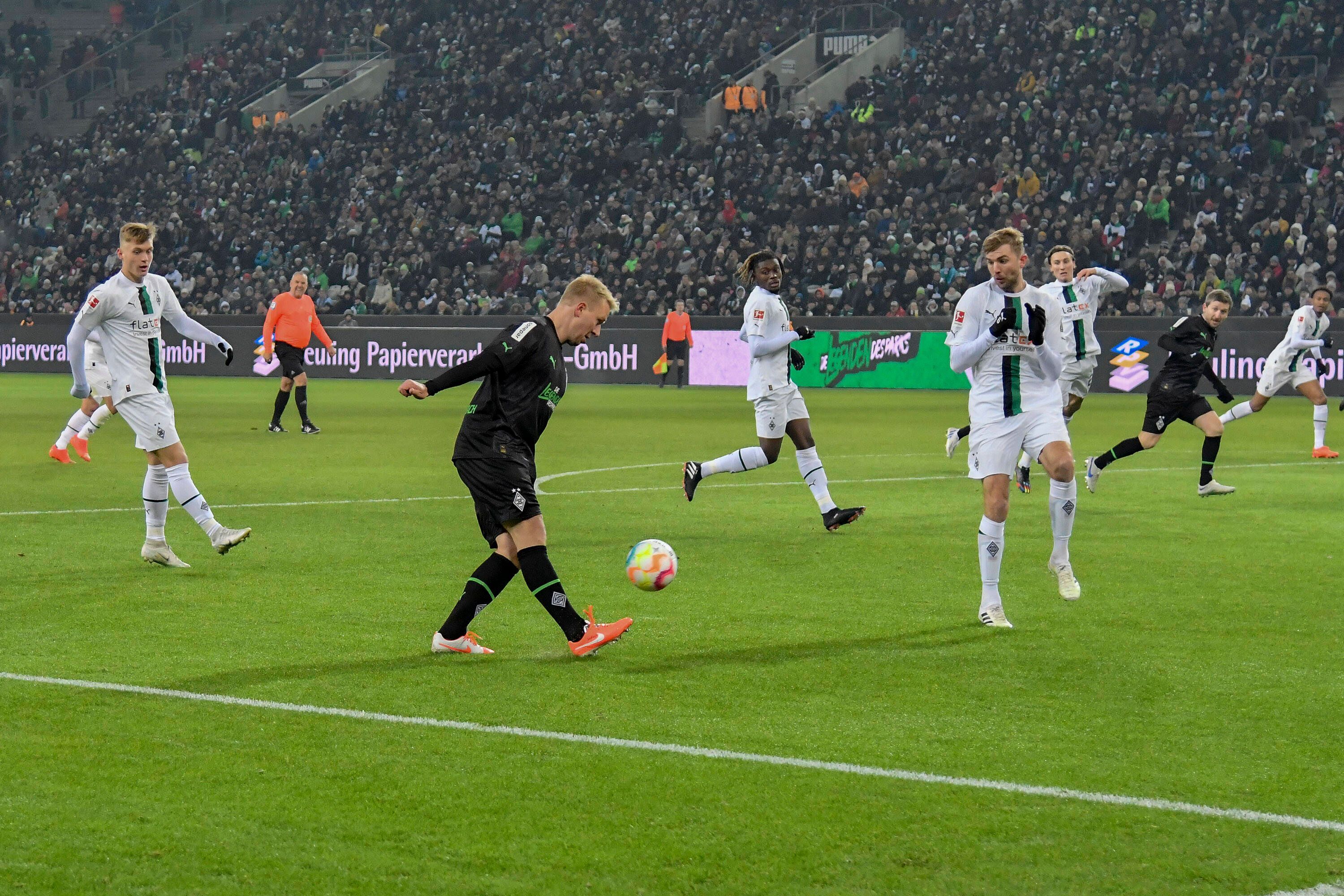 Mike Hanke schlägt eine Flanke.