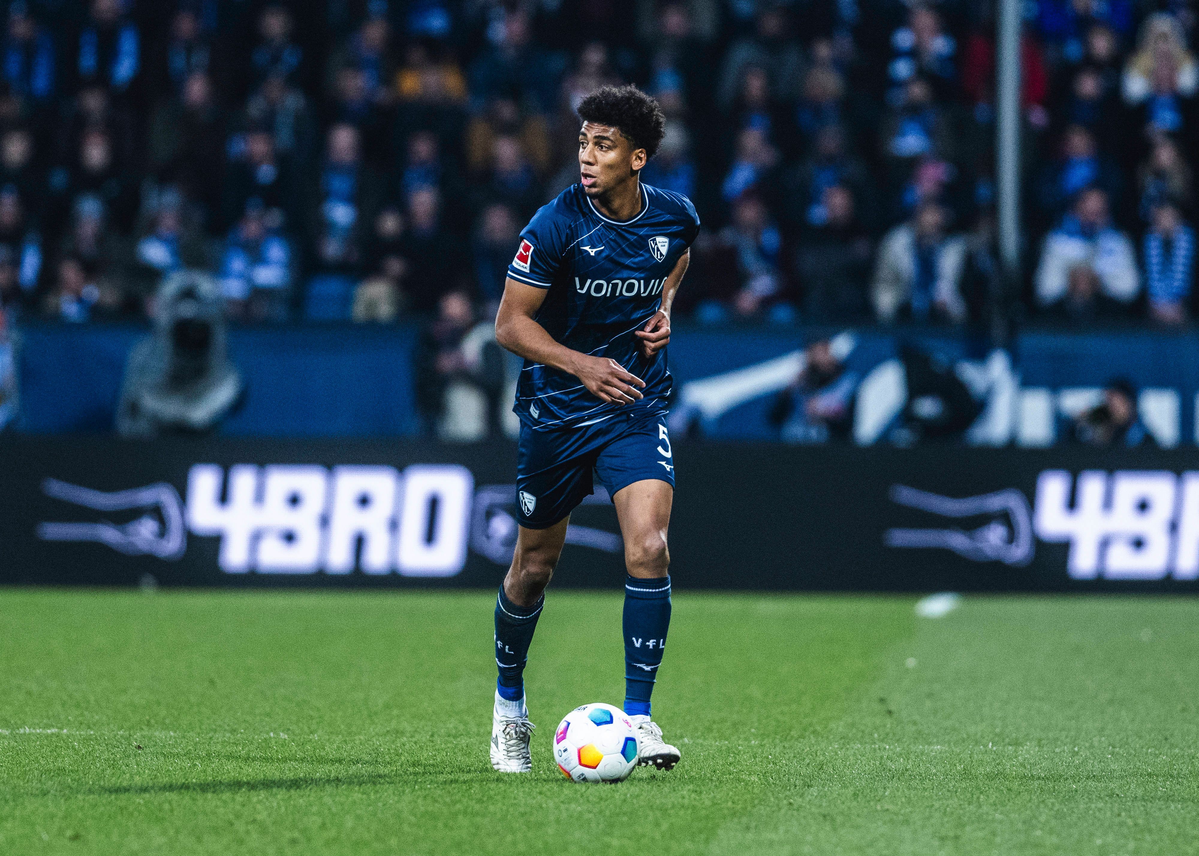 Bernardo führt den Ball im Bochum-Trikot.