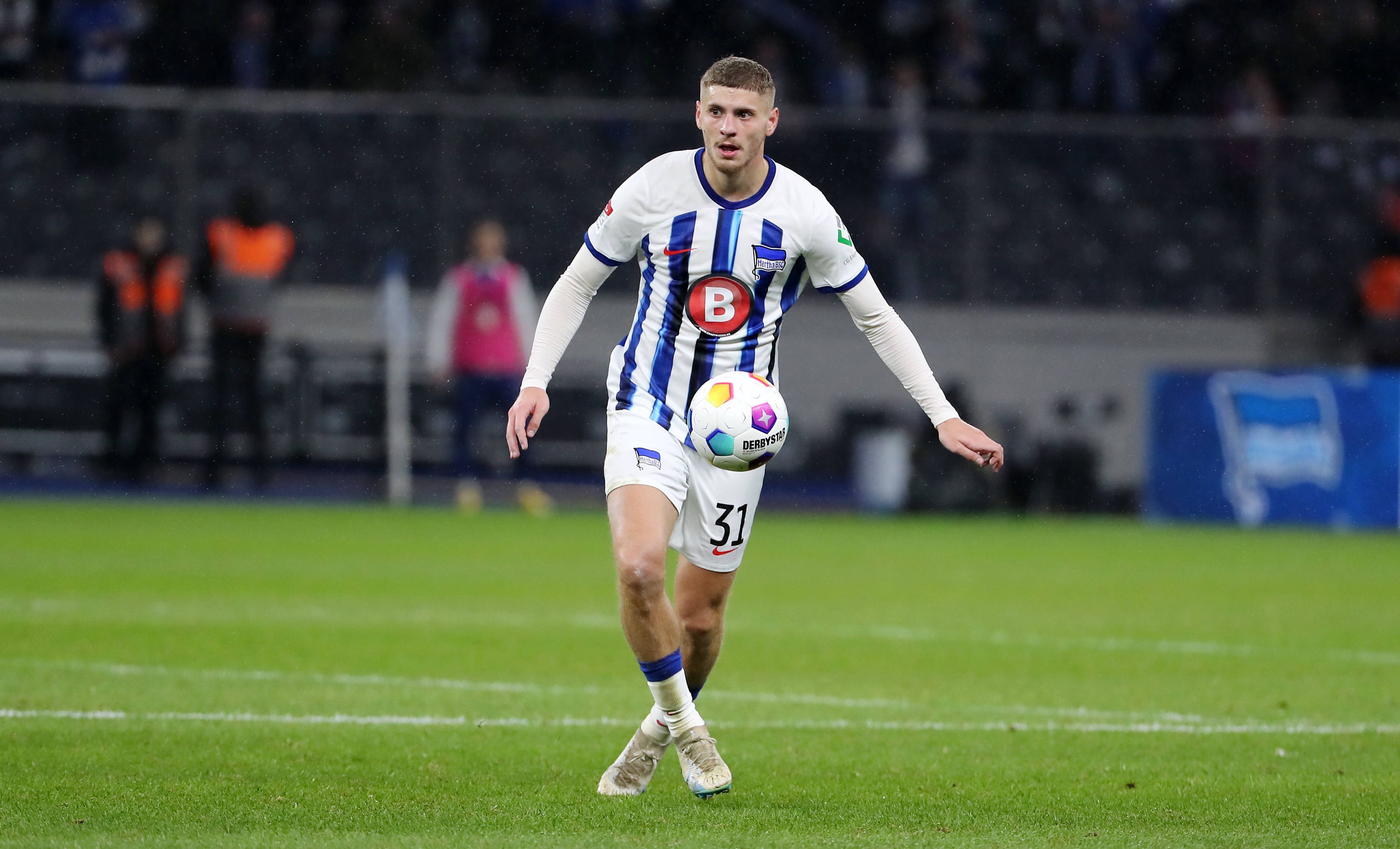 Marton Dardai auf dem Fußballfeld im Trikot von Hertha BSC.