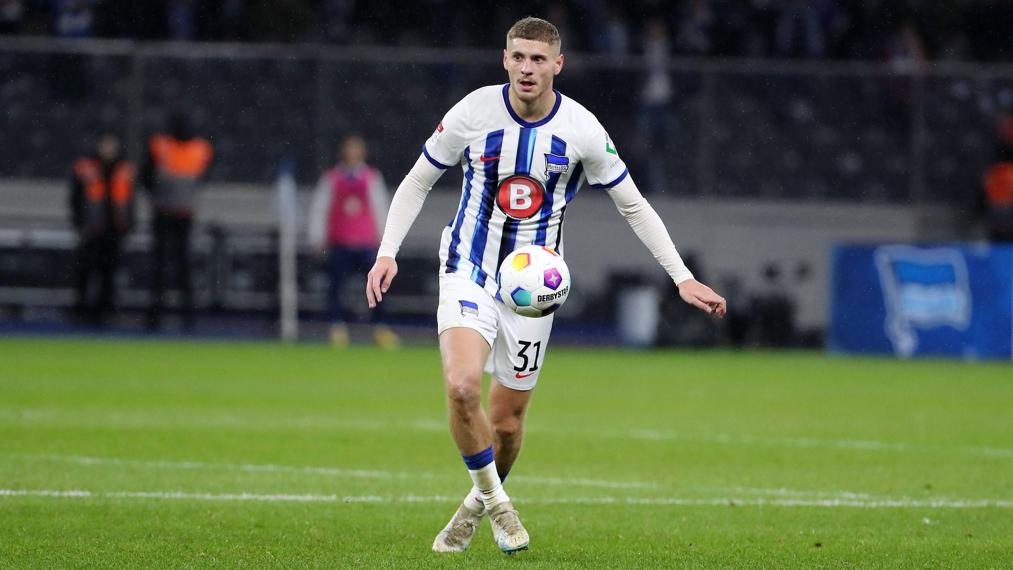 Marton Dardai auf dem Fußballfeld im Trikot von Hertha BSC.