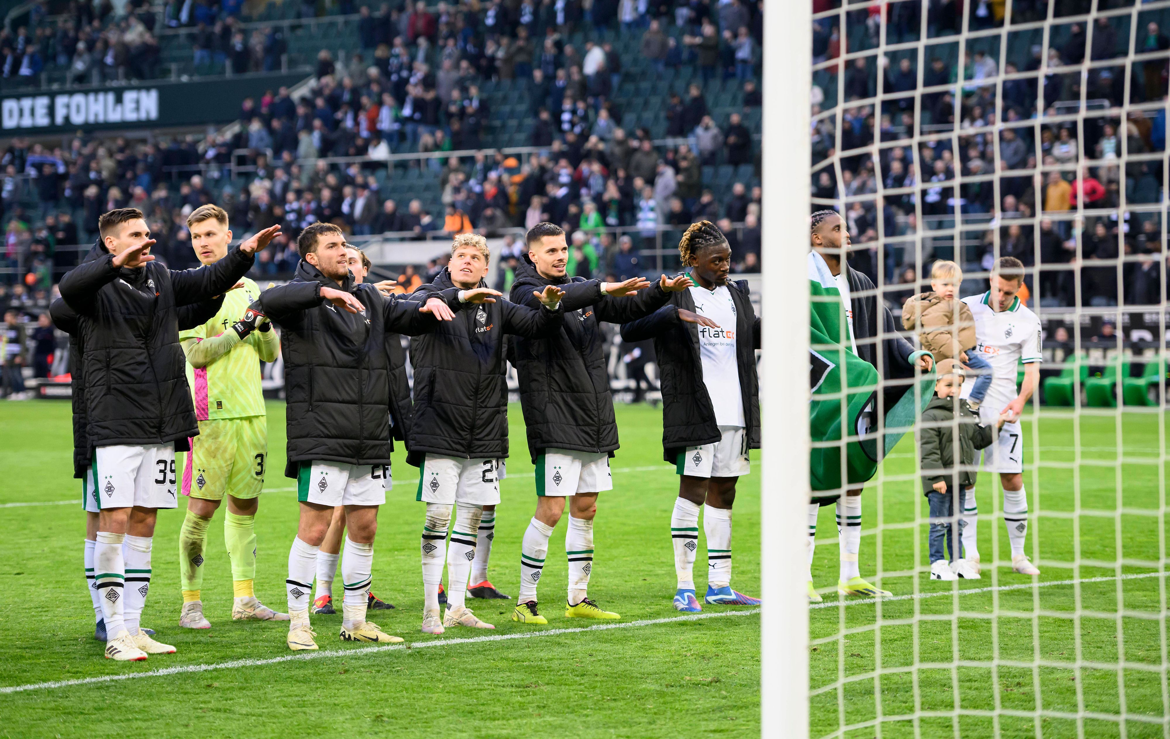 Borussia-Spieler feiern vor der Kurve.