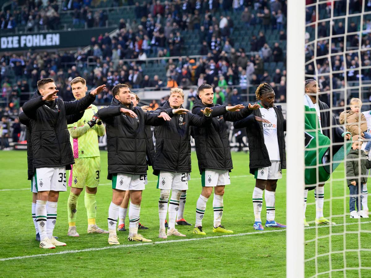 Borussia-Spieler feiern vor der Kurve.