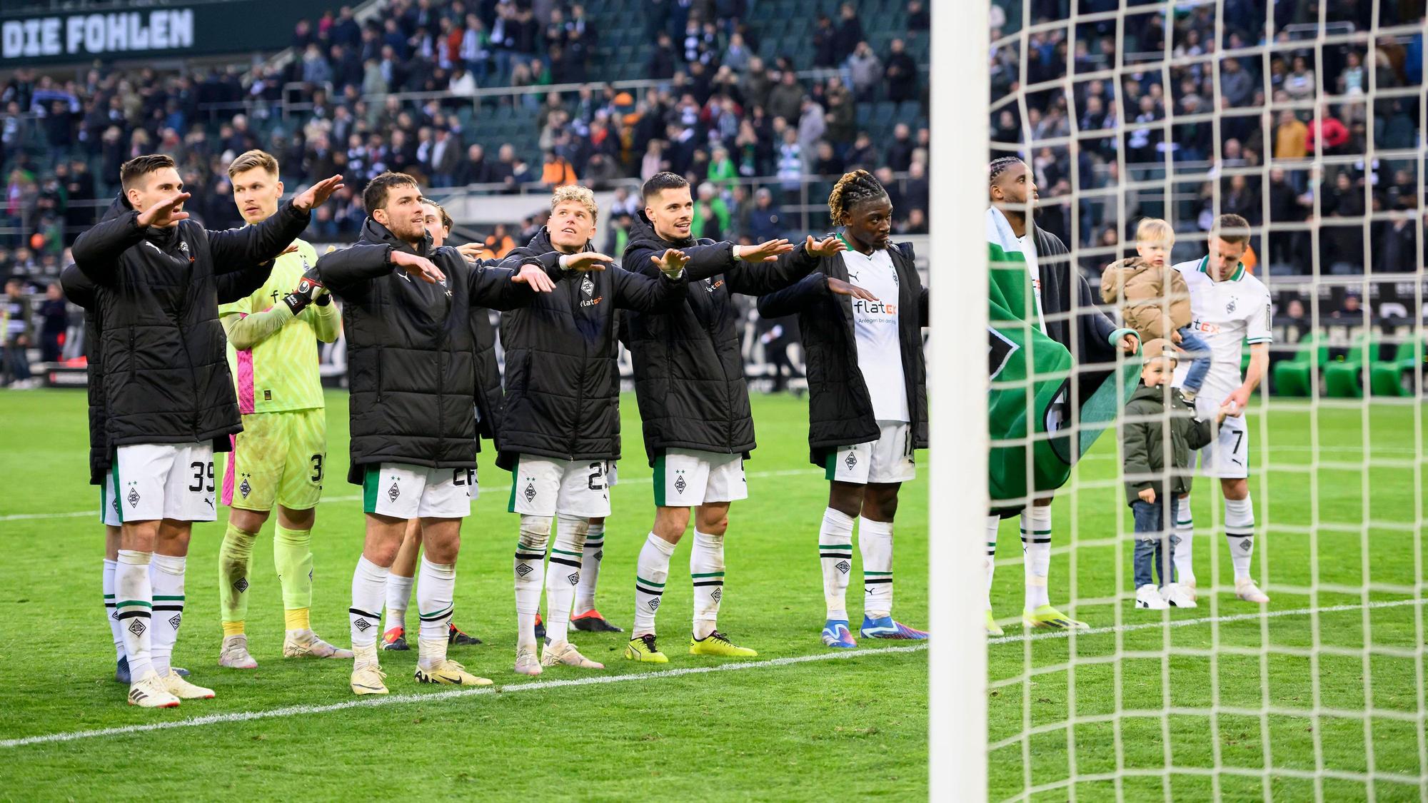 Borussia-Spieler feiern vor der Kurve.