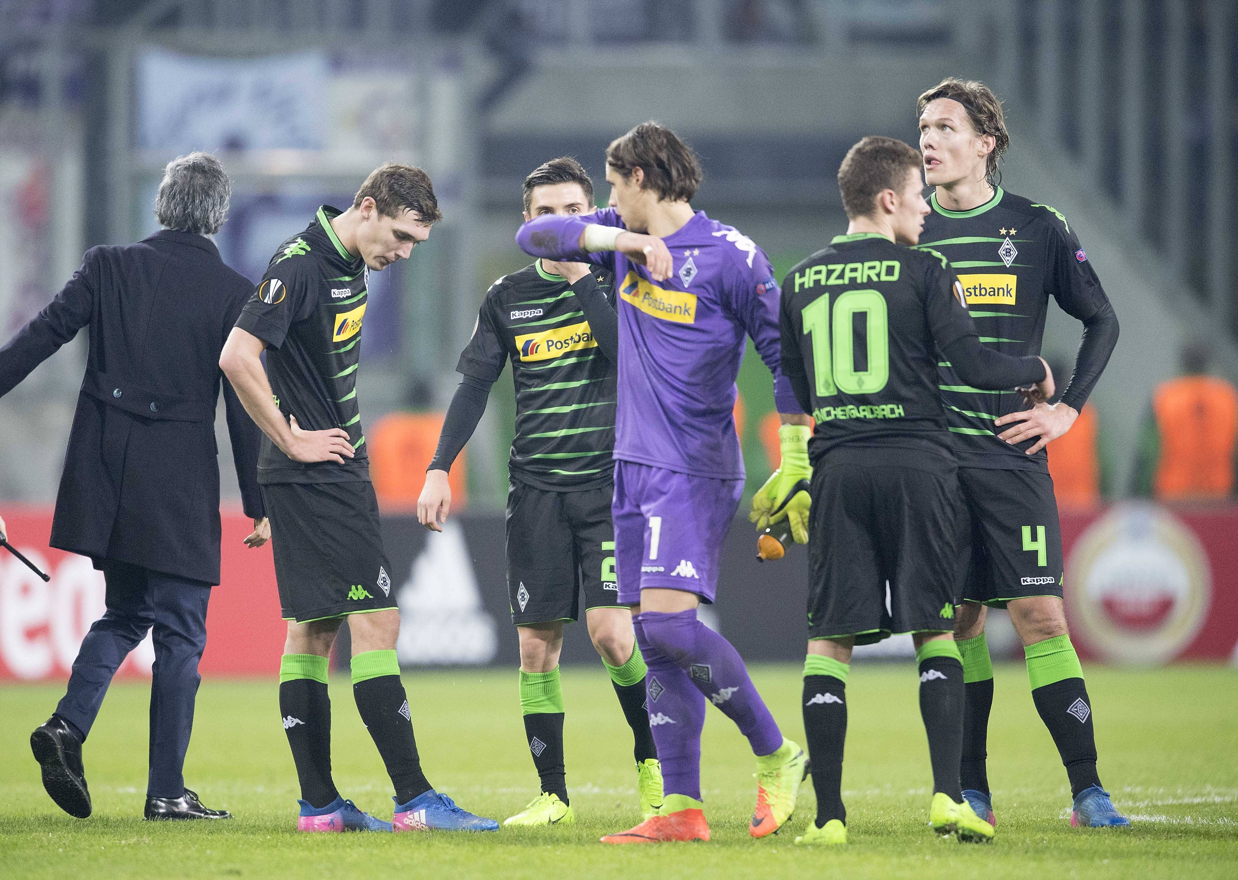Enttäuschte Borussia-Spieler auf den Rasen.