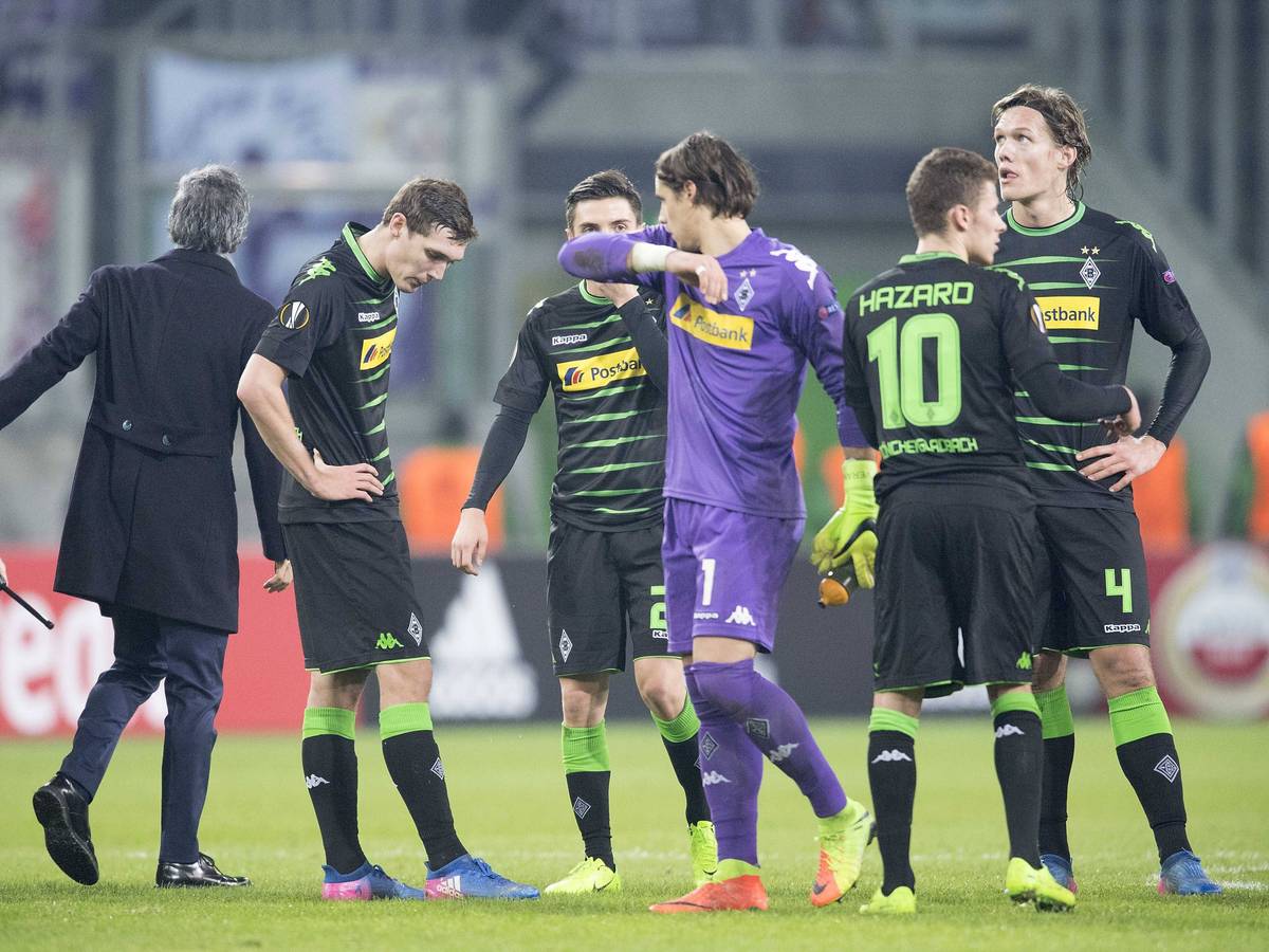 Enttäuschte Borussia-Spieler auf den Rasen.