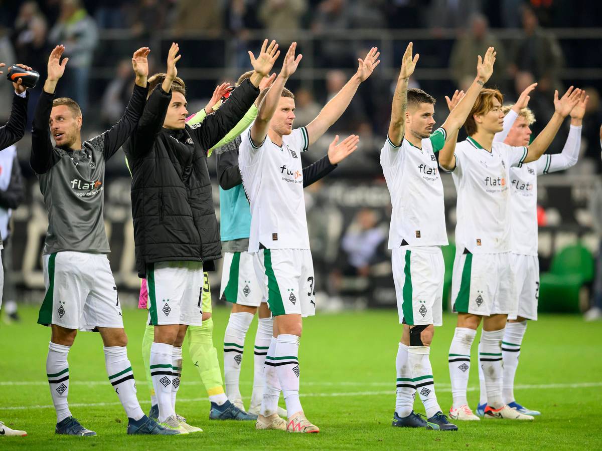 Borussia-Spieler vor der Fankurve.