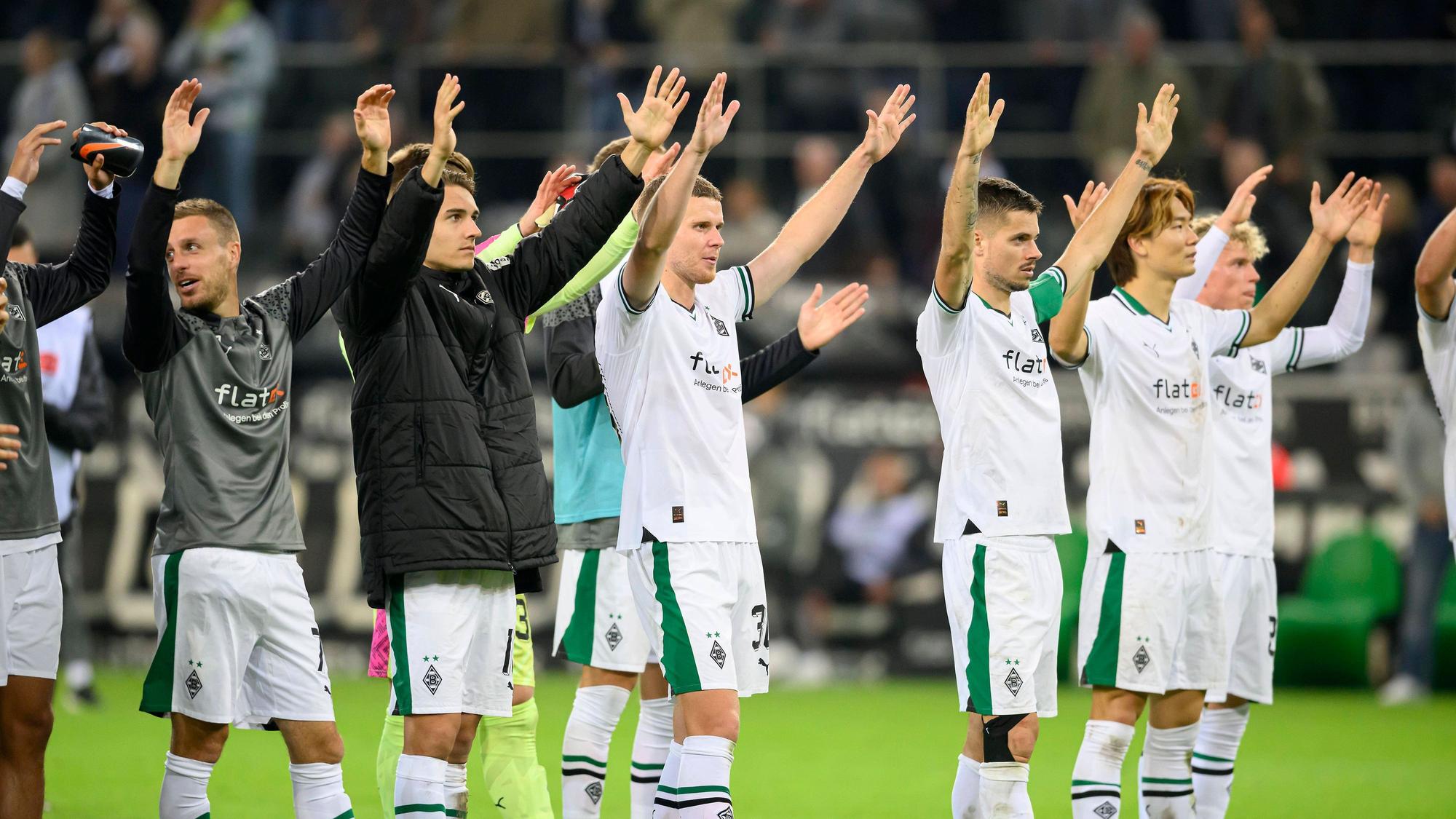 Borussia-Spieler vor der Fankurve.
