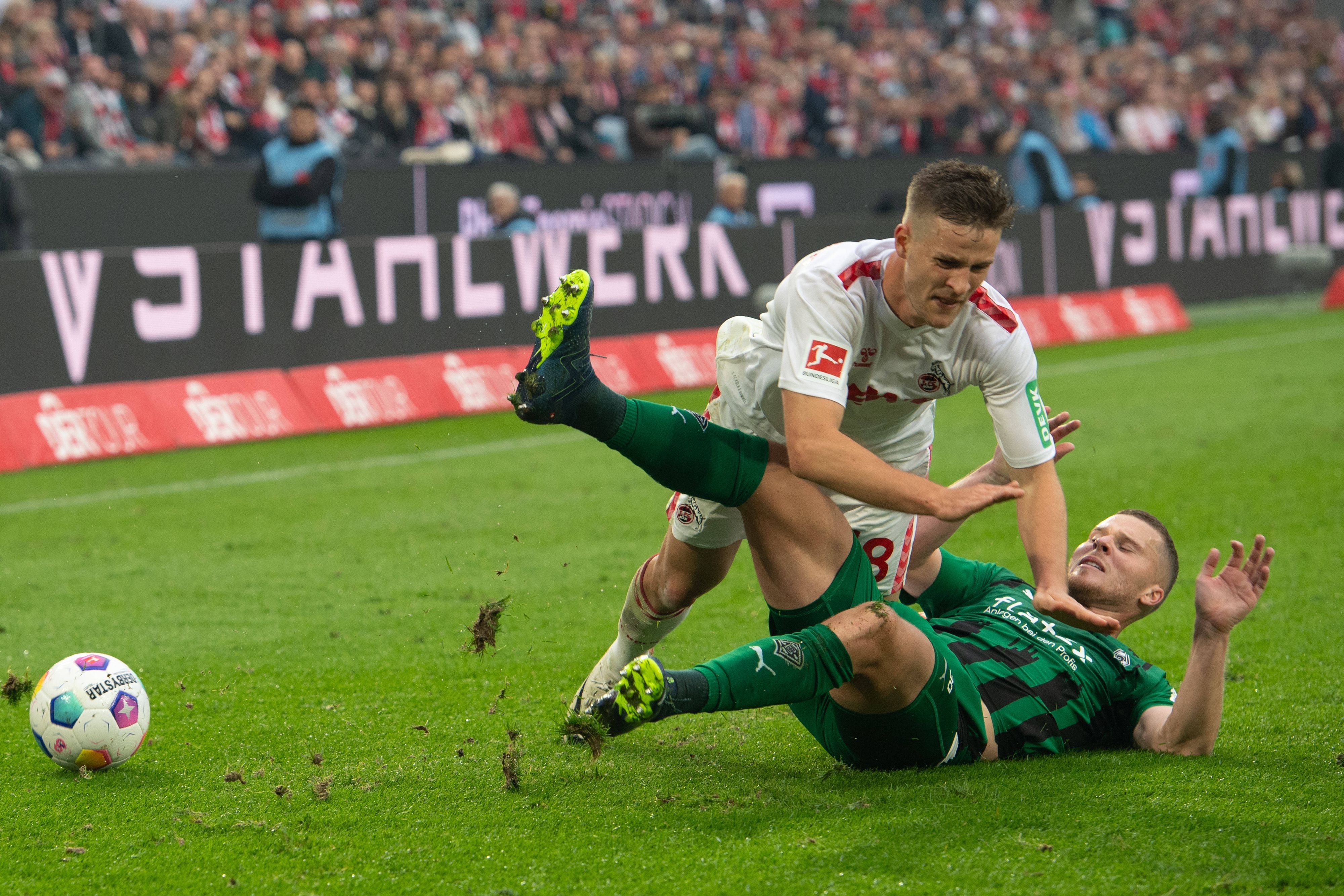 Rasmus Carstensen und Nico Elvedi im Zweikampf.