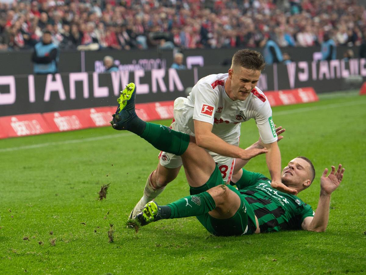 Rasmus Carstensen und Nico Elvedi im Zweikampf.