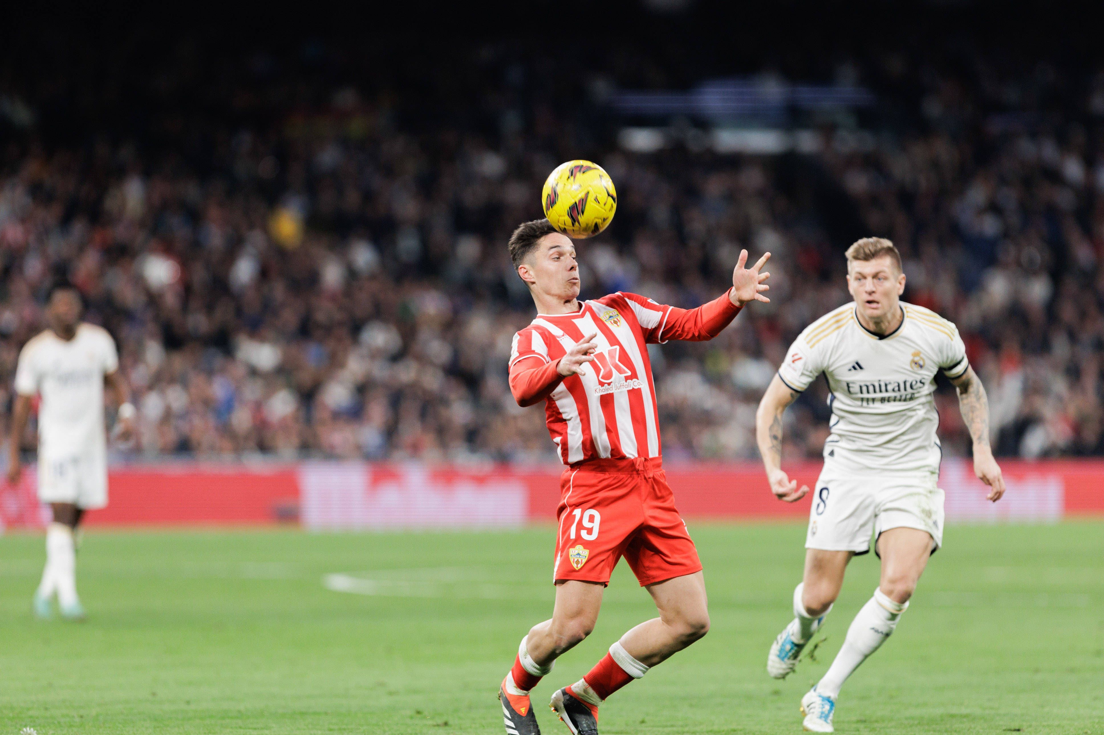 Sergio Arribas im Trikot von Almeria. Im Hintergrund kommt Toni Kroos angelaufen.