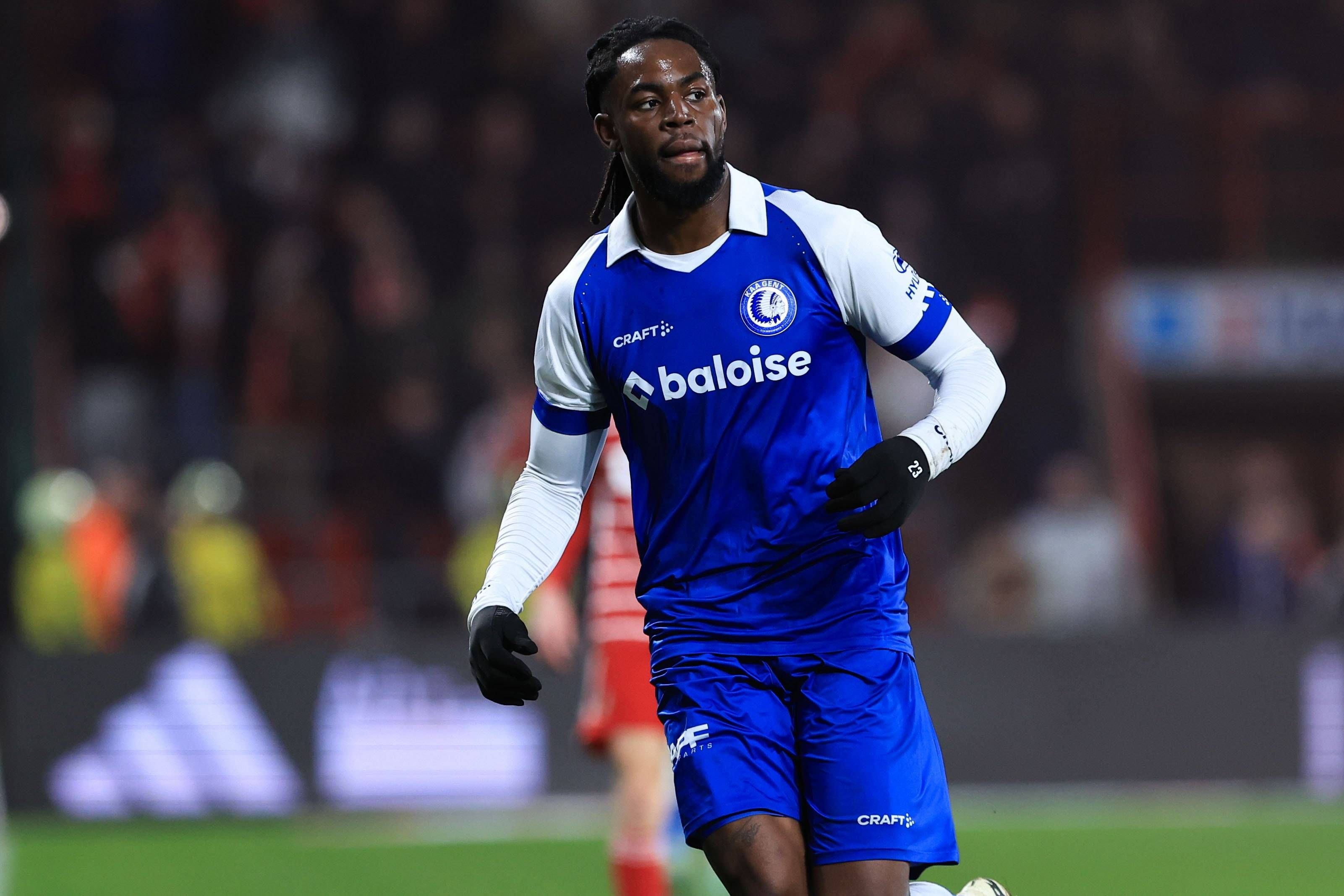 Jordan Torunarigha im blauen Trikot von KAA Gent.