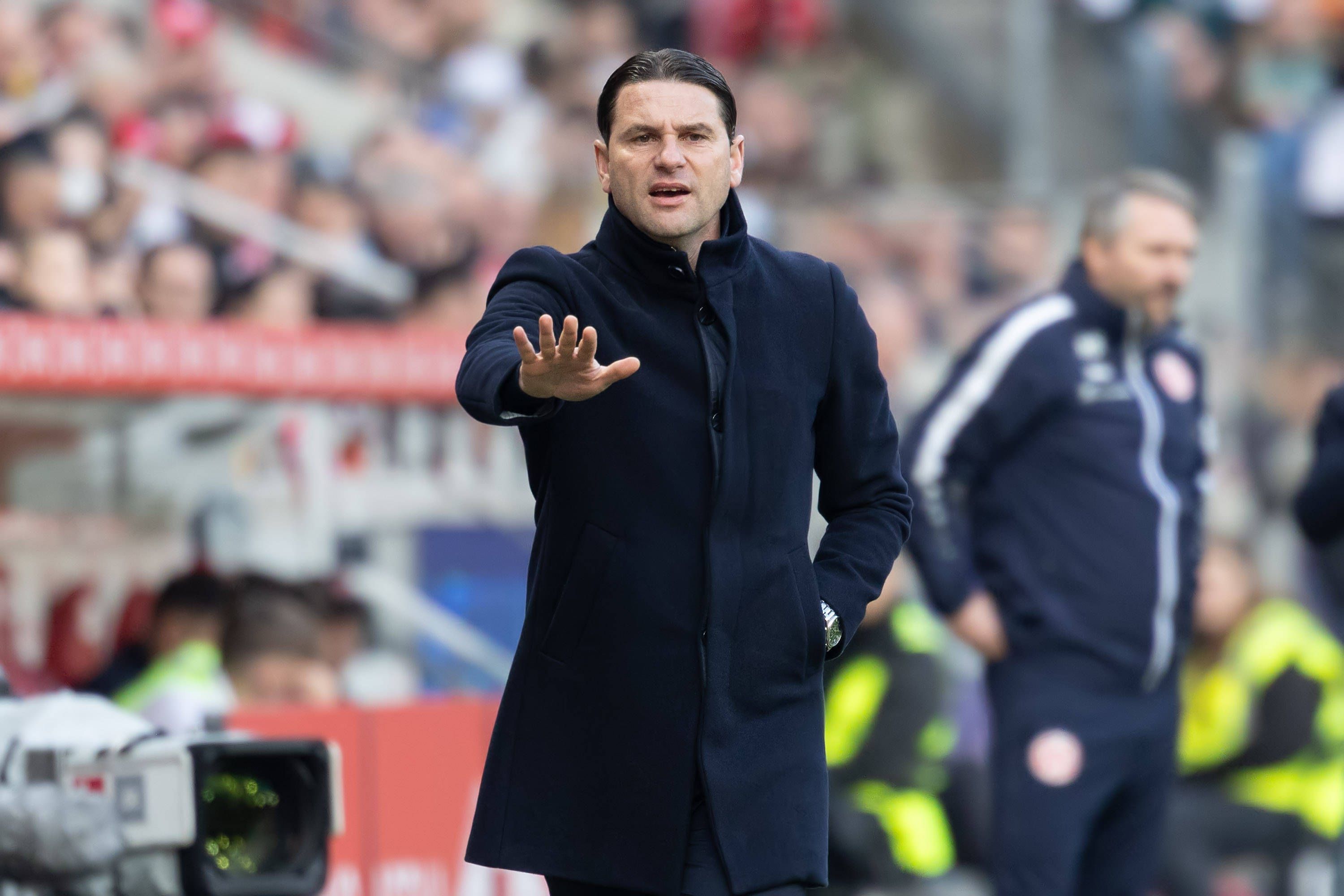 Gerardo Seoane am Spielfeldrand.