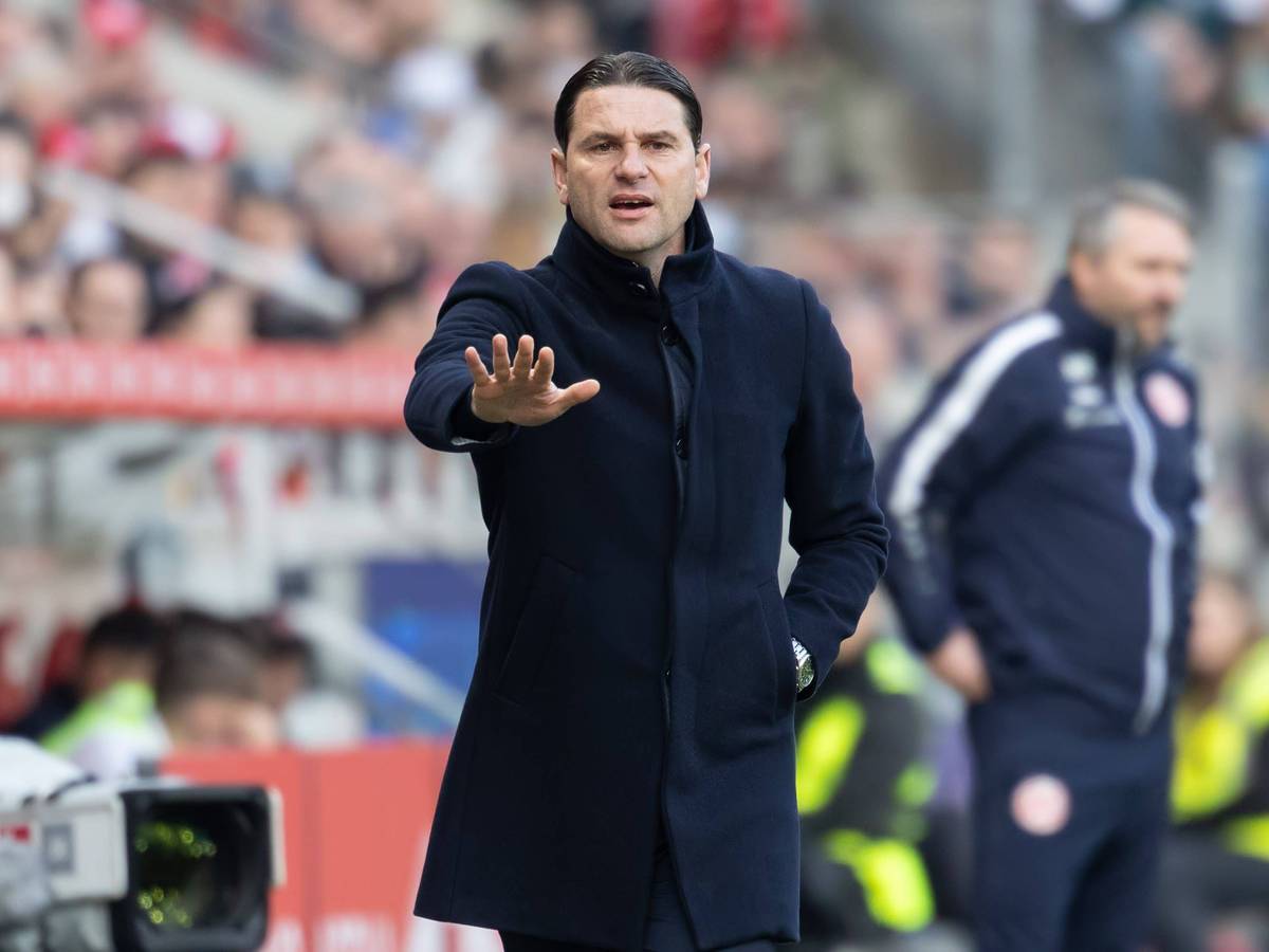 Gerardo Seoane am Spielfeldrand.