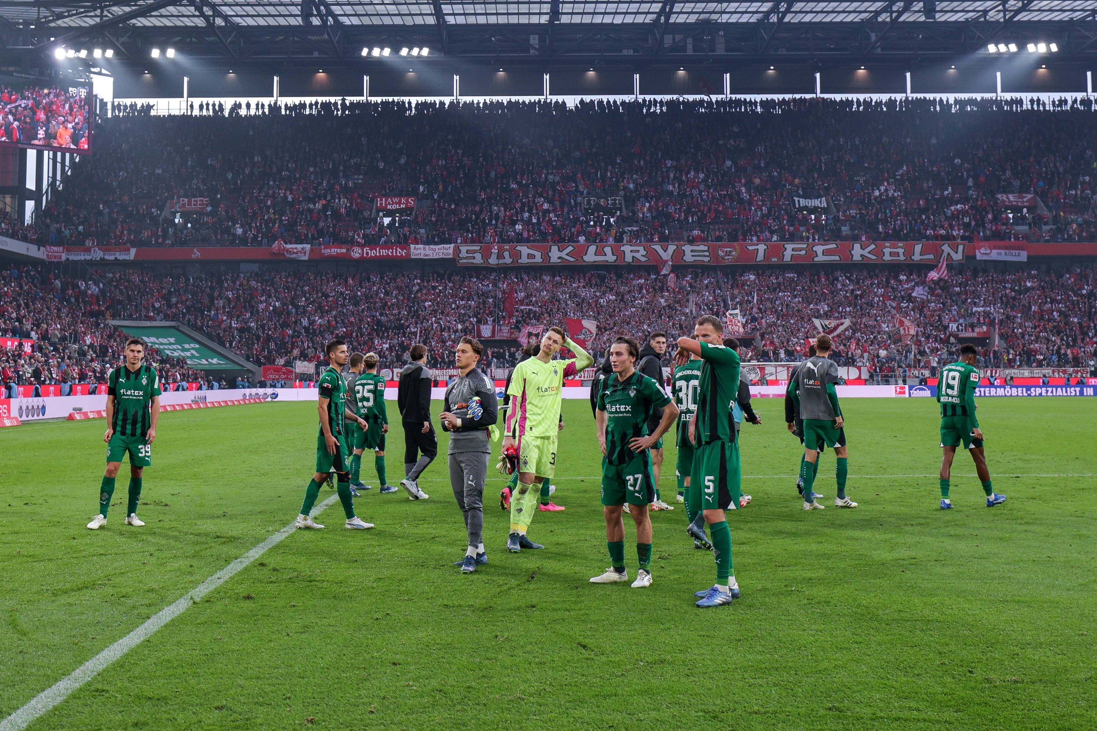 Gladbach-Fans vor dem Gästeblock in Köln.