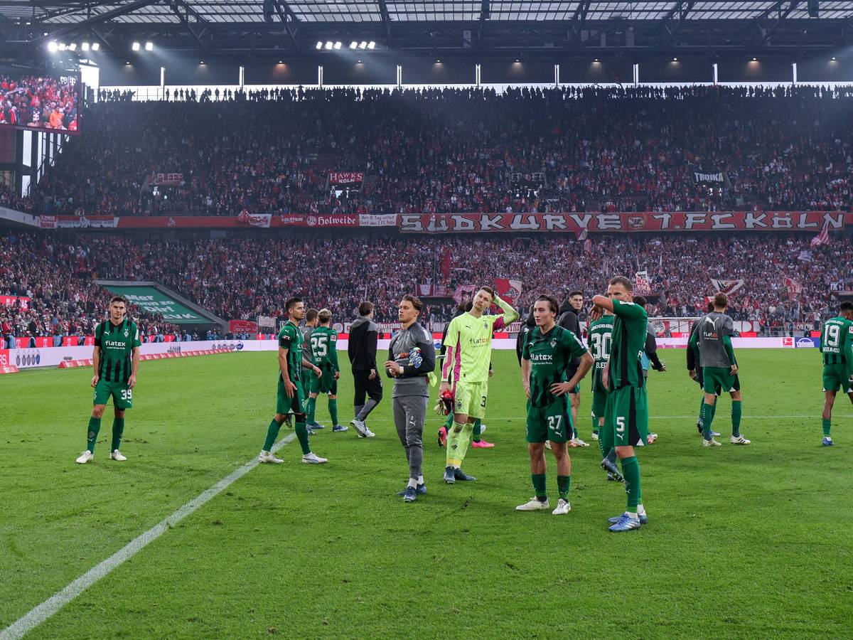 Gladbach-Fans vor dem Gästeblock in Köln.