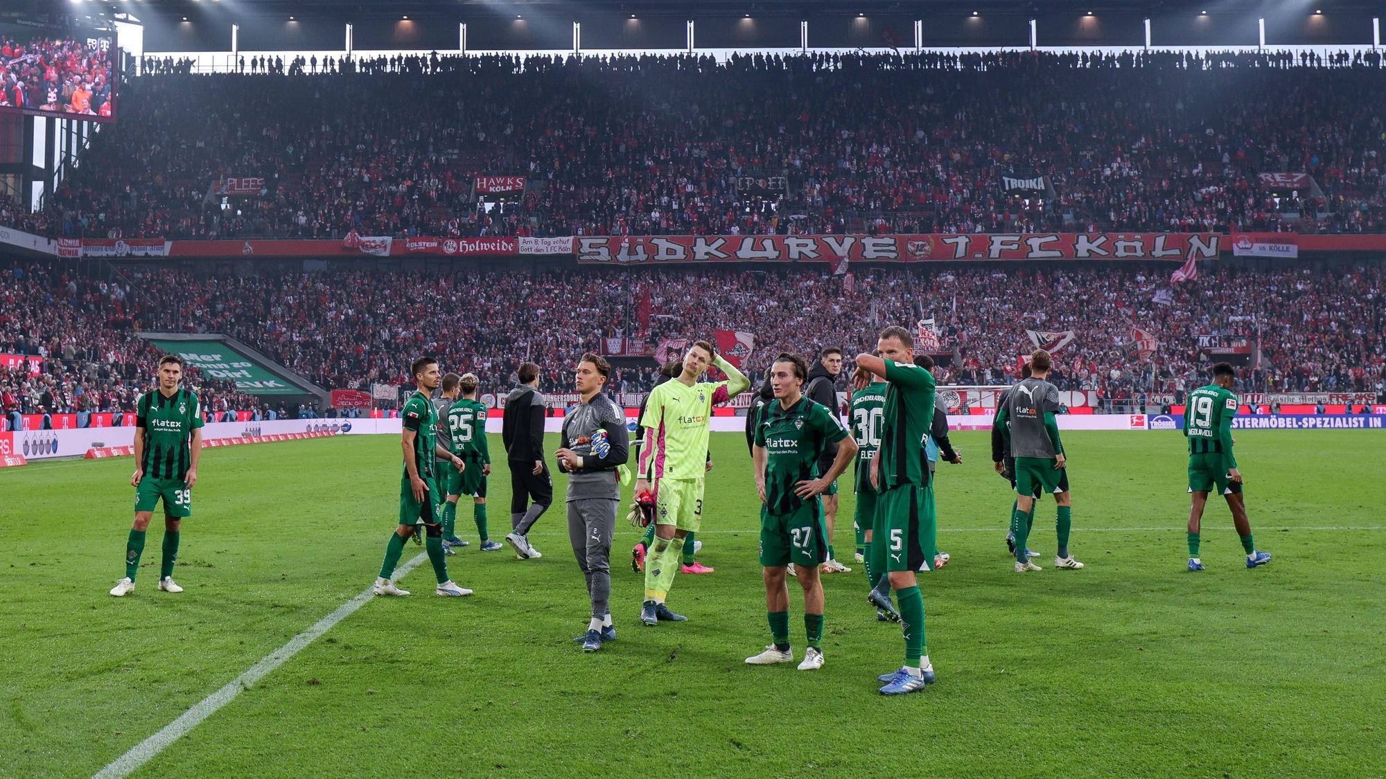 Gladbach-Fans vor dem Gästeblock in Köln.