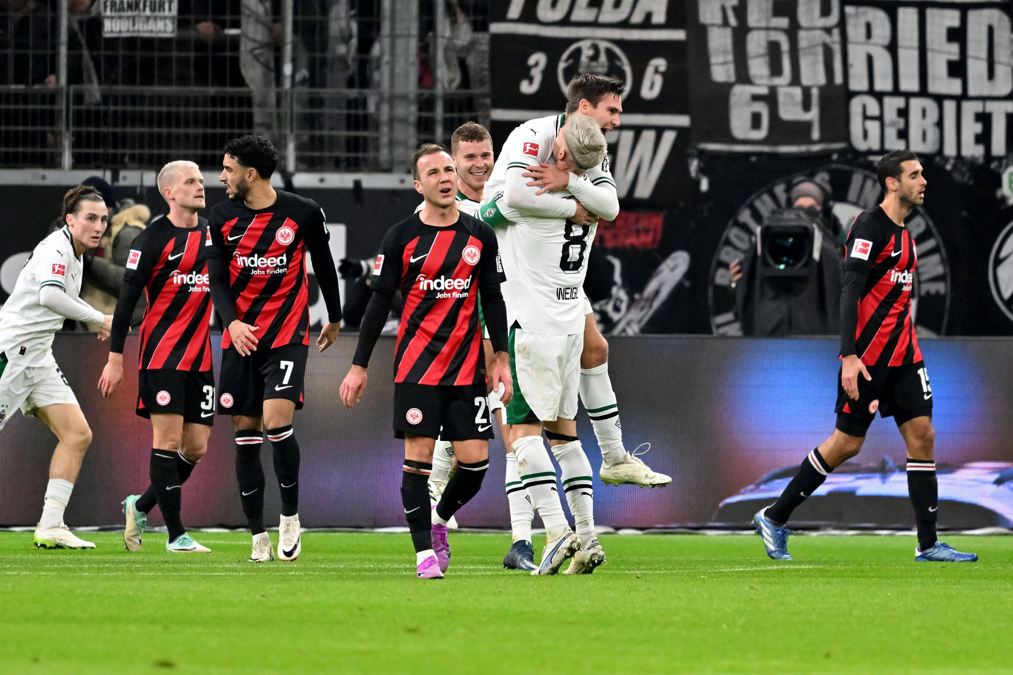 Max Wöber beim Torjubel mit Julian Weigl.