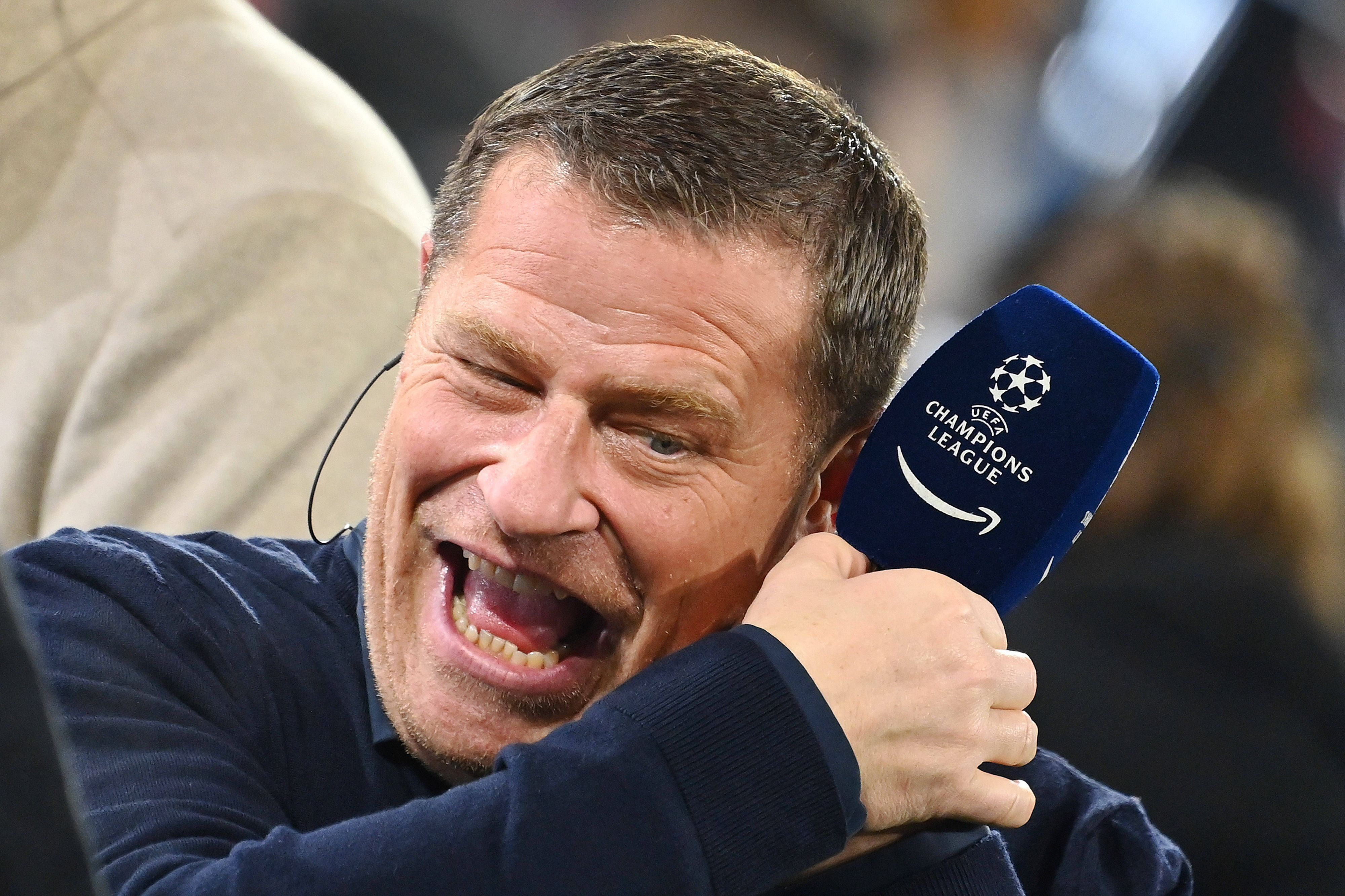 Max Eberl hält ein Mikrofon in der Hand.