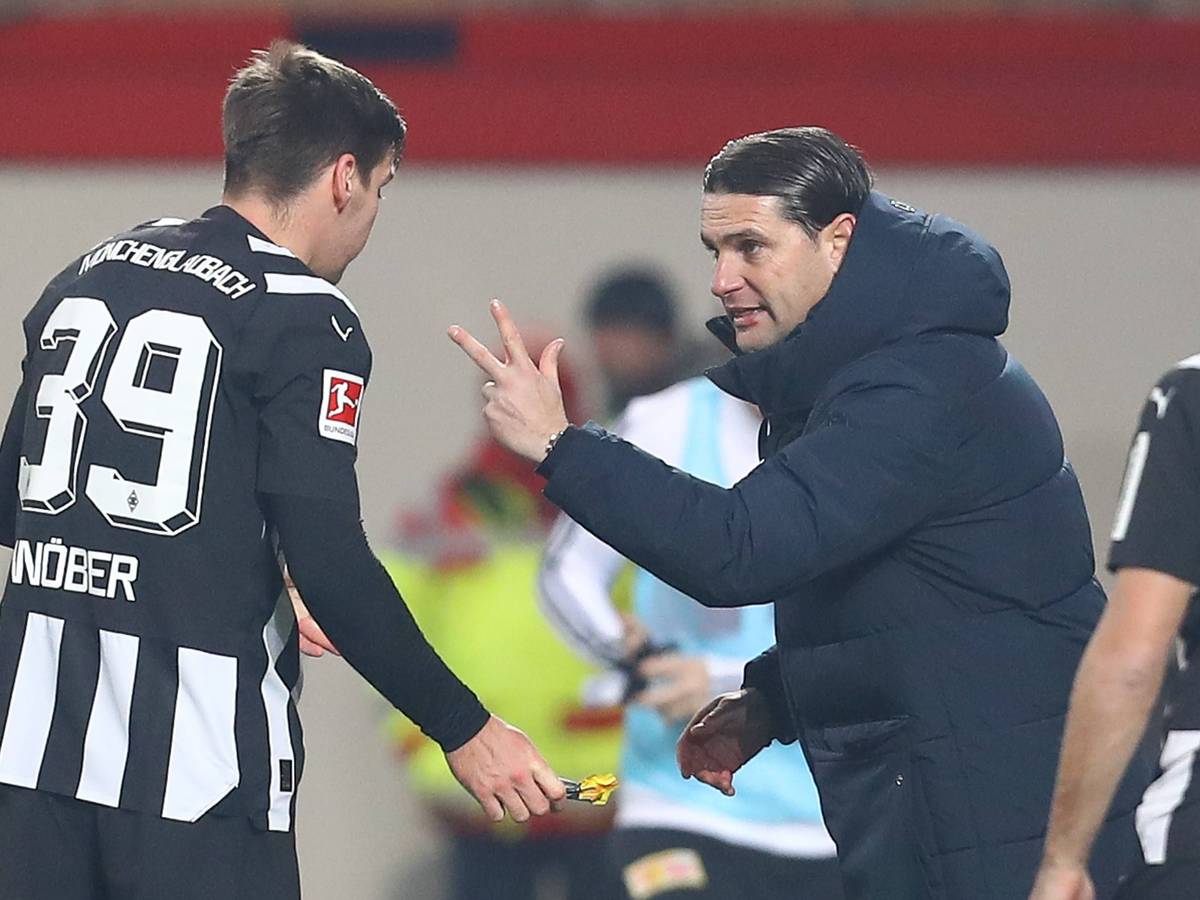Gerardo Seoane hält Maximilian Wöber im schwarz-weißen Ausweichtrikot drei Finger vor das Gesicht.