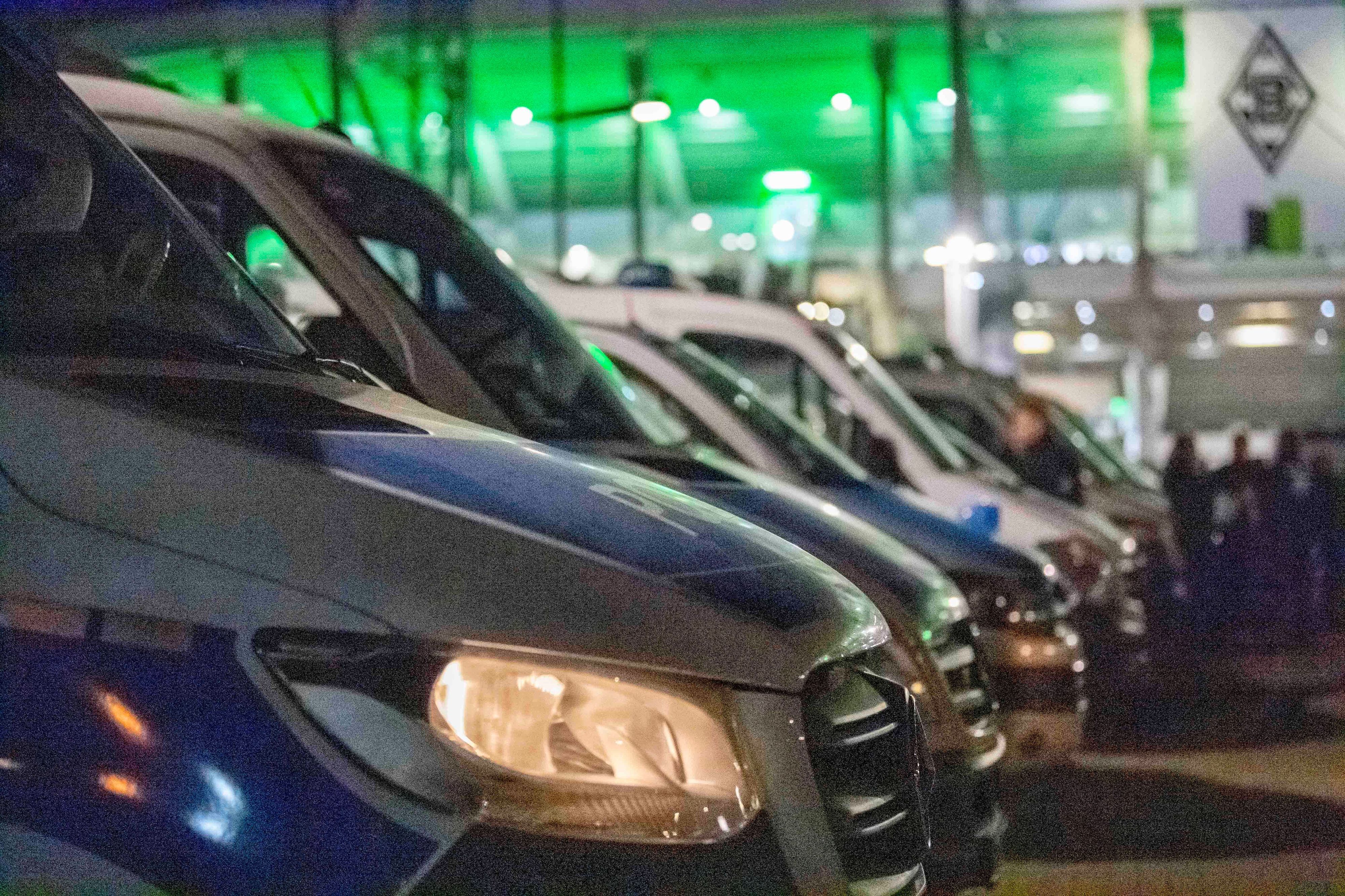 Polizei-Autos vor dem Borussia-Park.