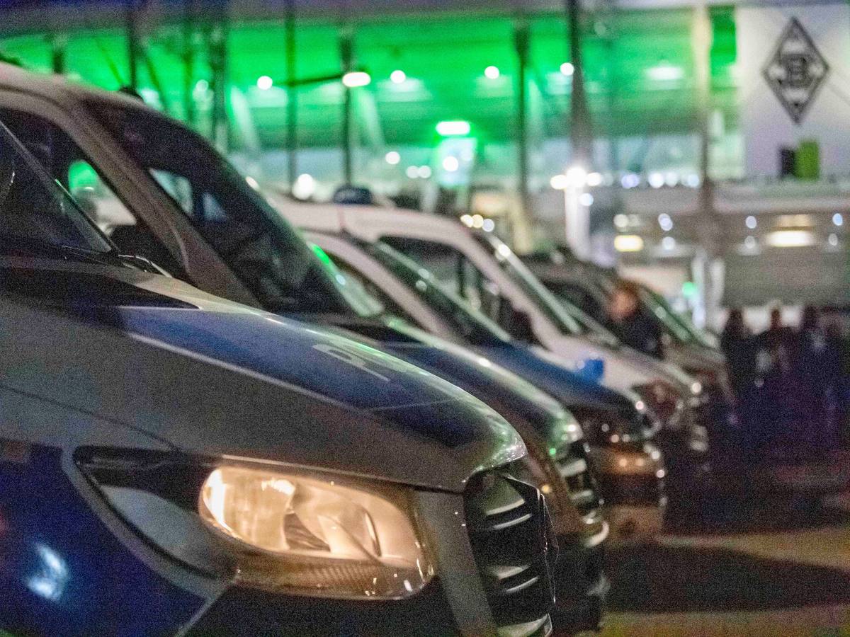 Polizei-Autos vor dem Borussia-Park.