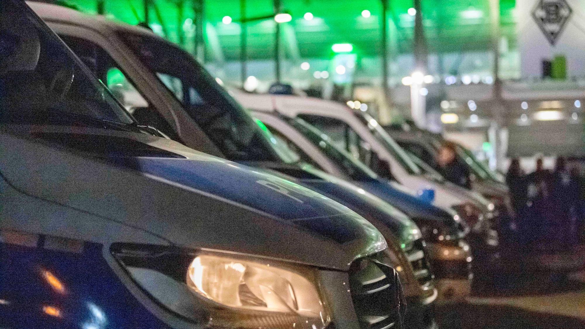Polizei-Autos vor dem Borussia-Park.
