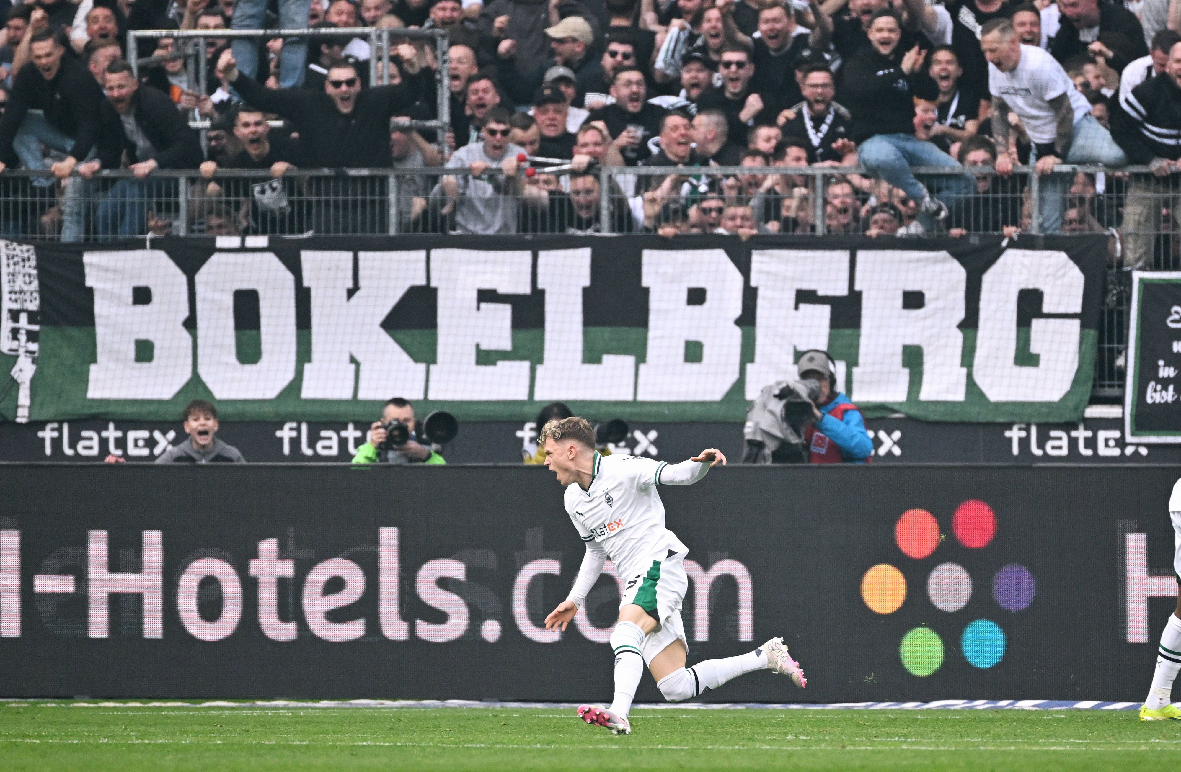 Robin Hack jubelt vor einem Banner mit der Aufschrift „Bökelberg“.