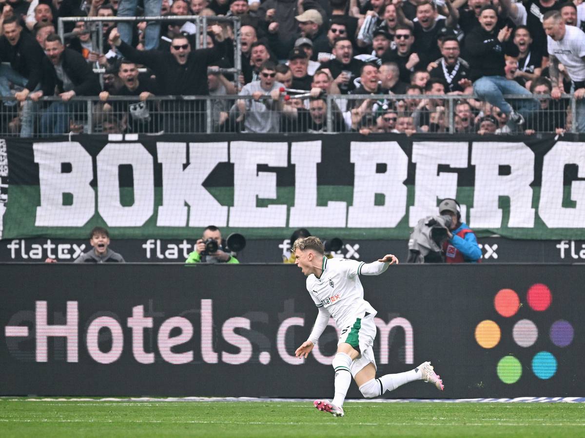 Robin Hack jubelt vor einem Banner mit der Aufschrift „Bökelberg“.