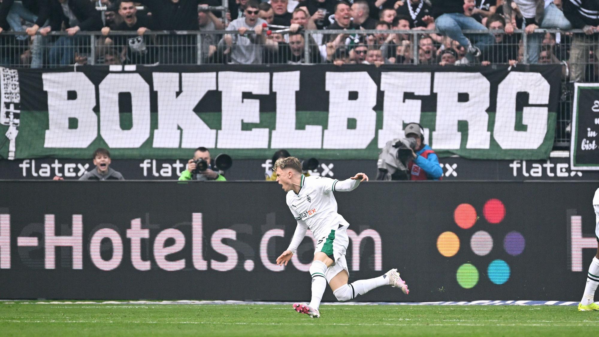 Robin Hack jubelt vor einem Banner mit der Aufschrift „Bökelberg“.