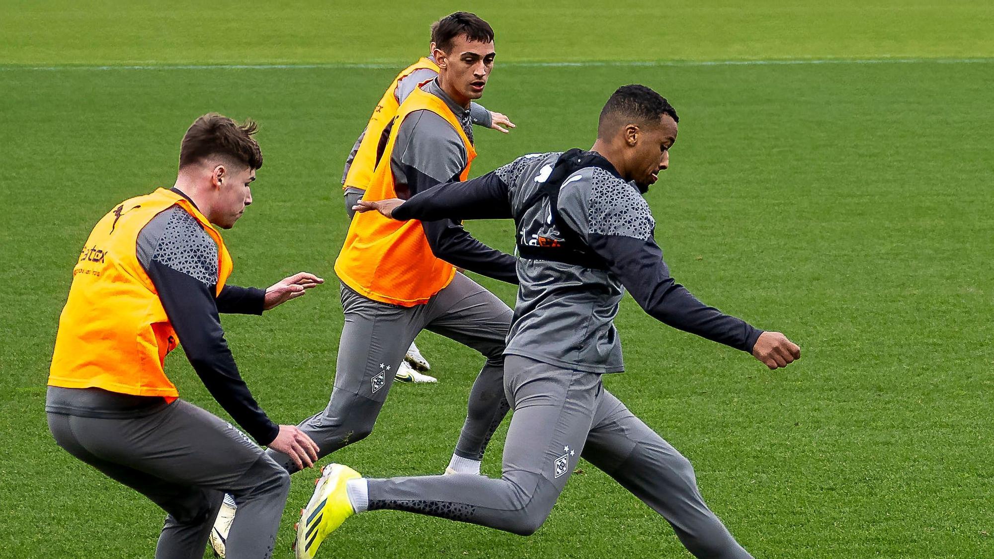 Lukas Ullrich und Fabio Chiarodia im Zweikampf mit Alassane Plea.