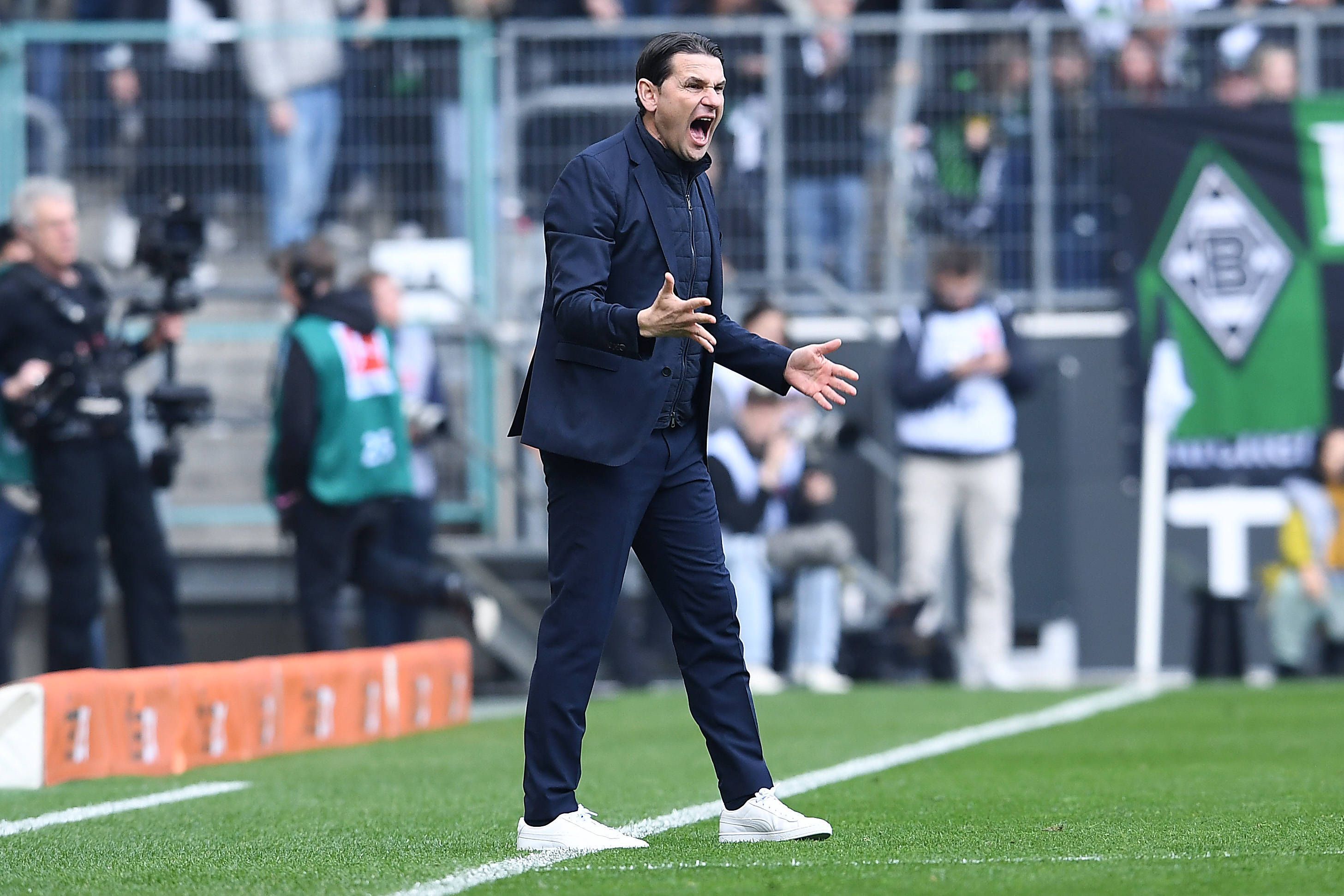 Gerardo Seoane gestikuliert am Spielfeldrand.