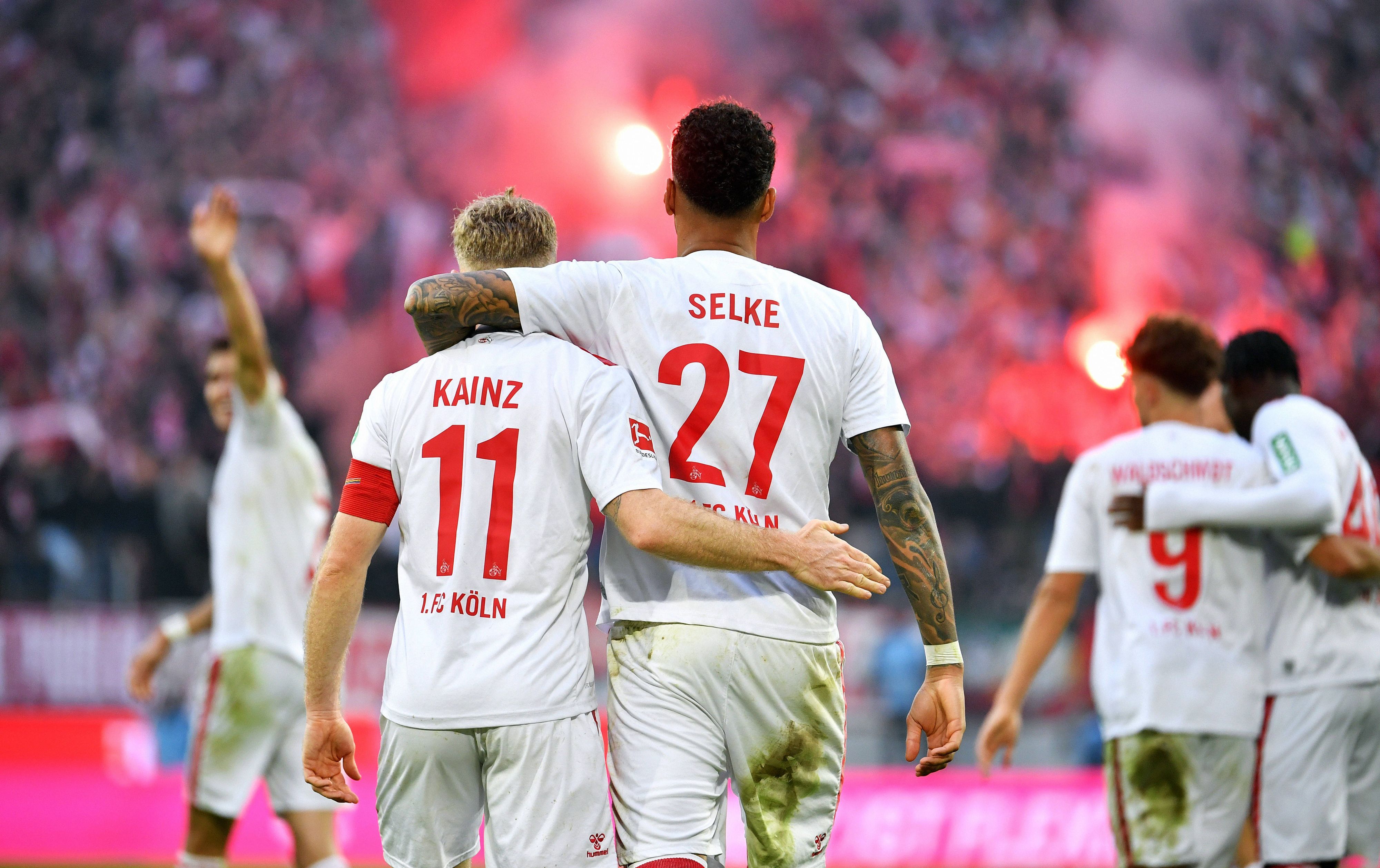 Köln-Spieler liegen sich nach einem Derby-Tor in den Armen.