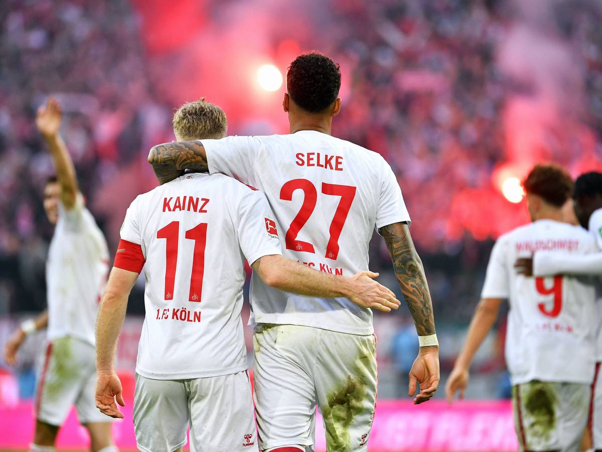 Köln-Spieler liegen sich nach einem Derby-Tor in den Armen.