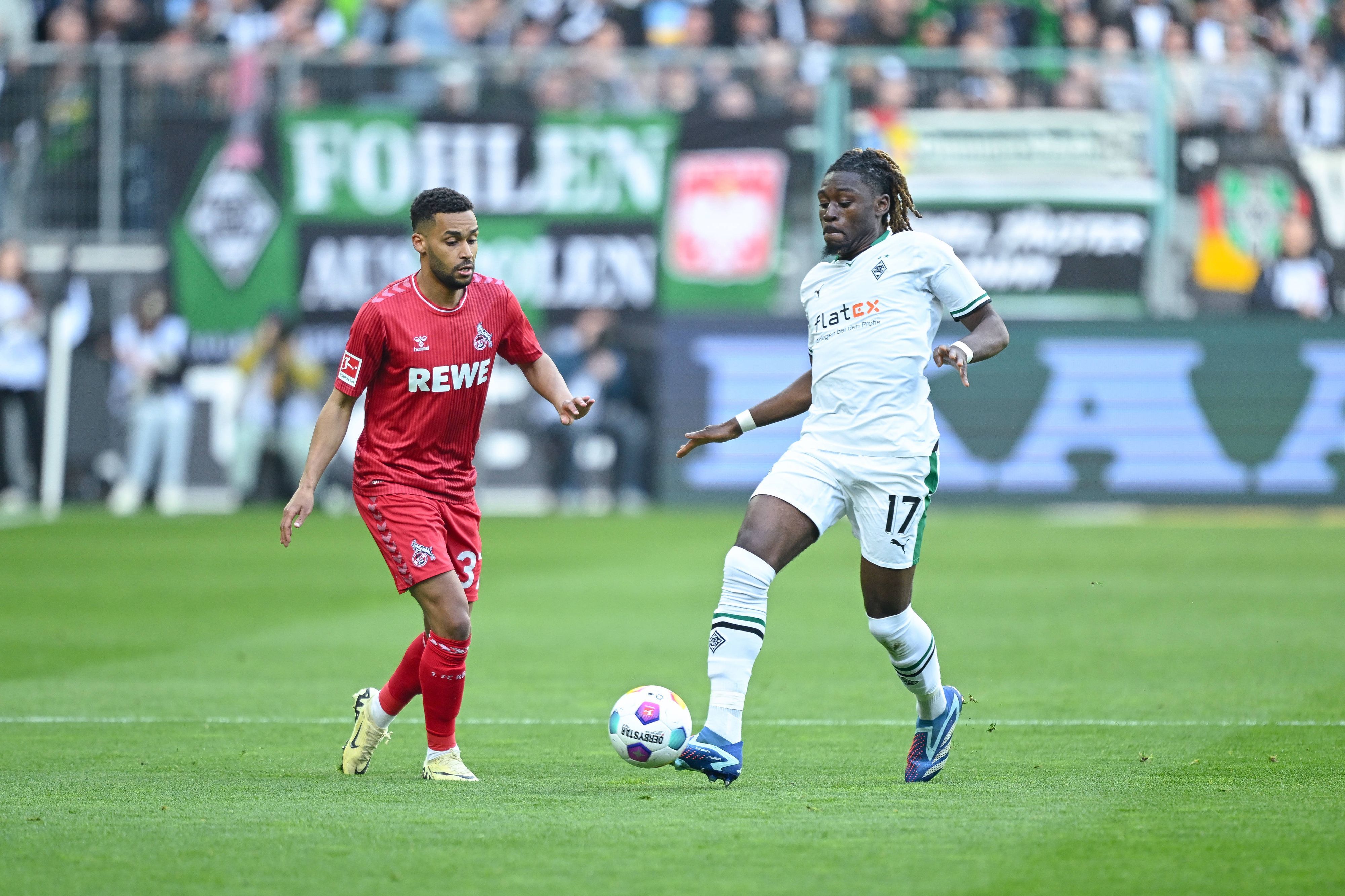 Manu Koné (r.) und Linton Maina im Kampf um den Ball.