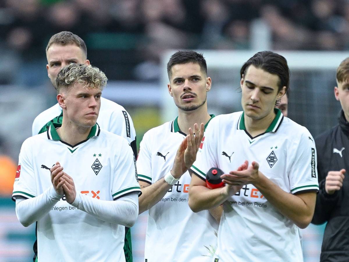 Robin Hack, Julian Weigl und Florian Neuhaus applaudieren ihren Fans mit enttäuschten Blicken.