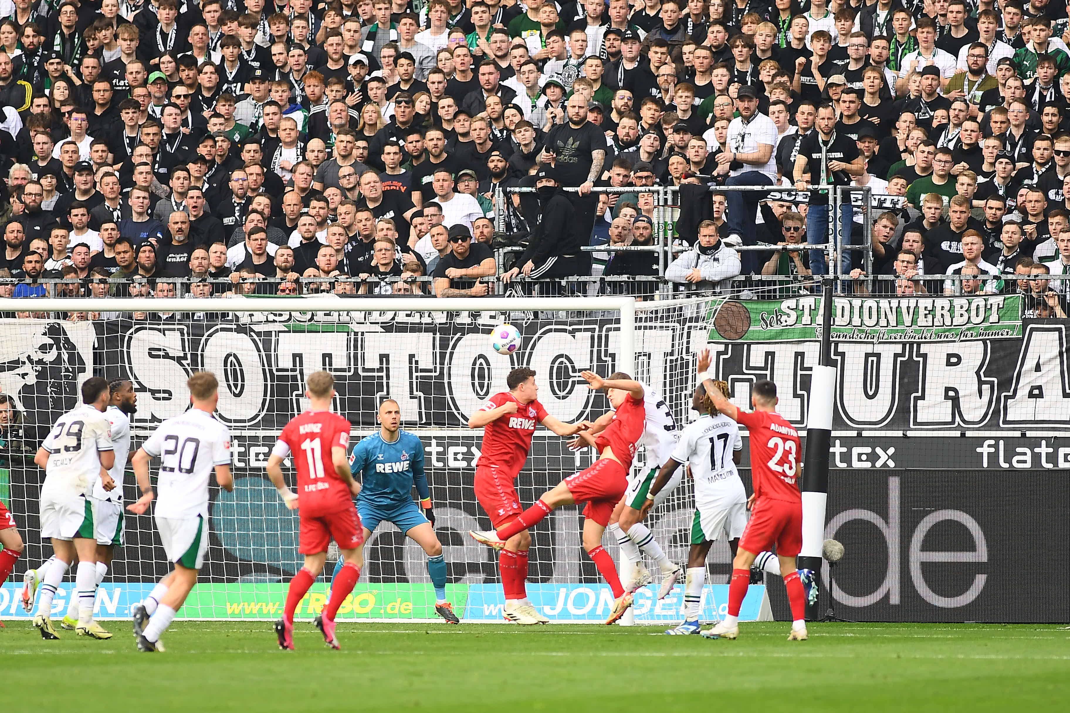 Spieler von Borussia Mönchengladbach und 1. FC Köln nach einer Flanke.