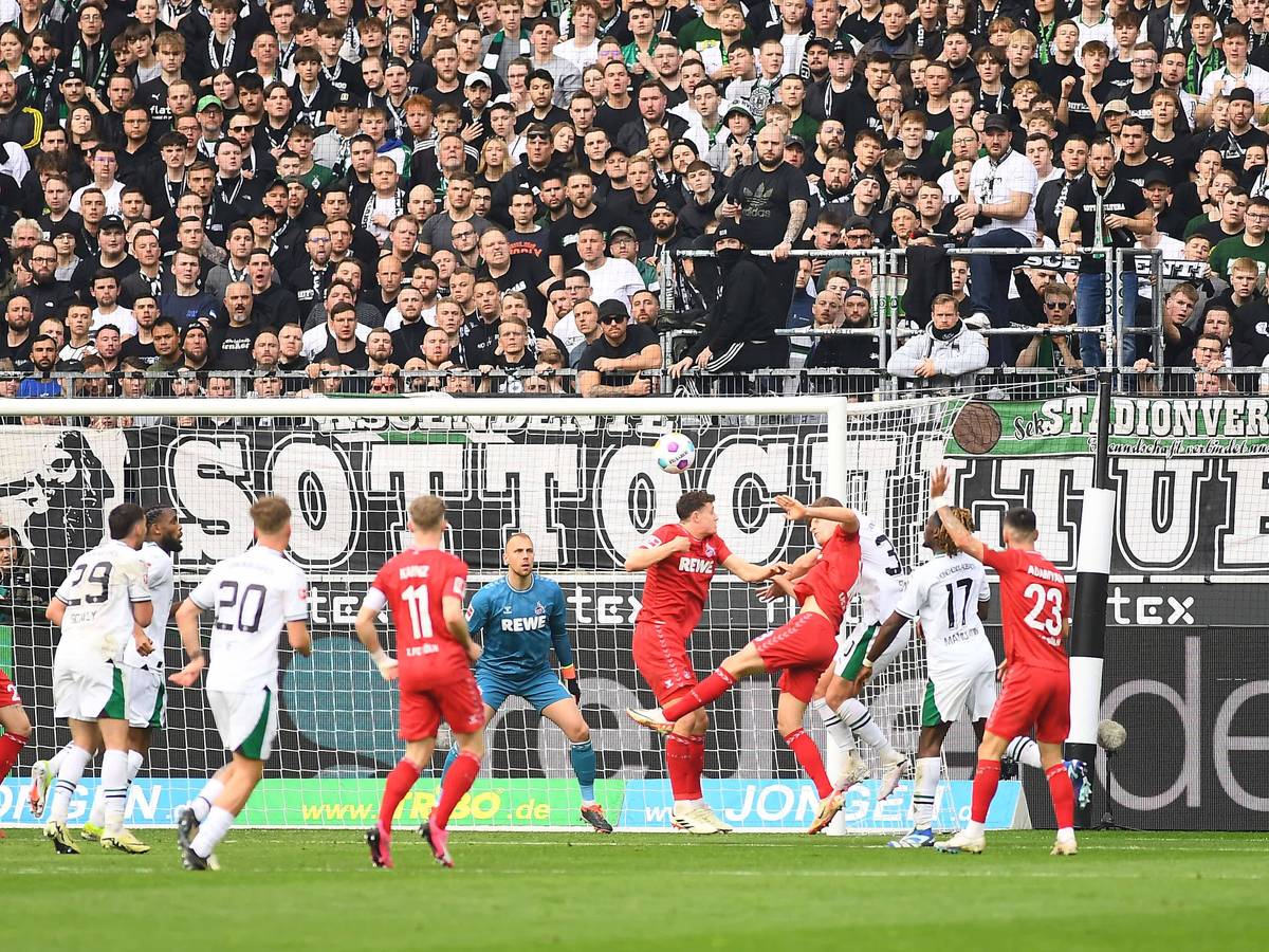 Spieler von Borussia Mönchengladbach und 1. FC Köln nach einer Flanke.