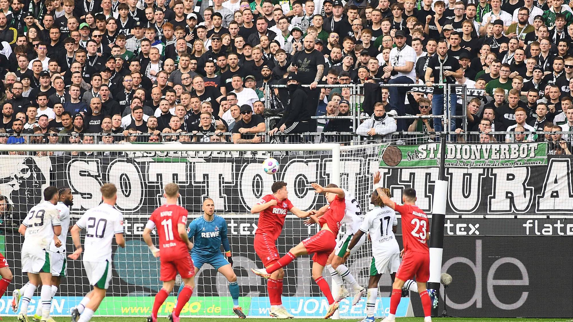 Spieler von Borussia Mönchengladbach und 1. FC Köln nach einer Flanke.
