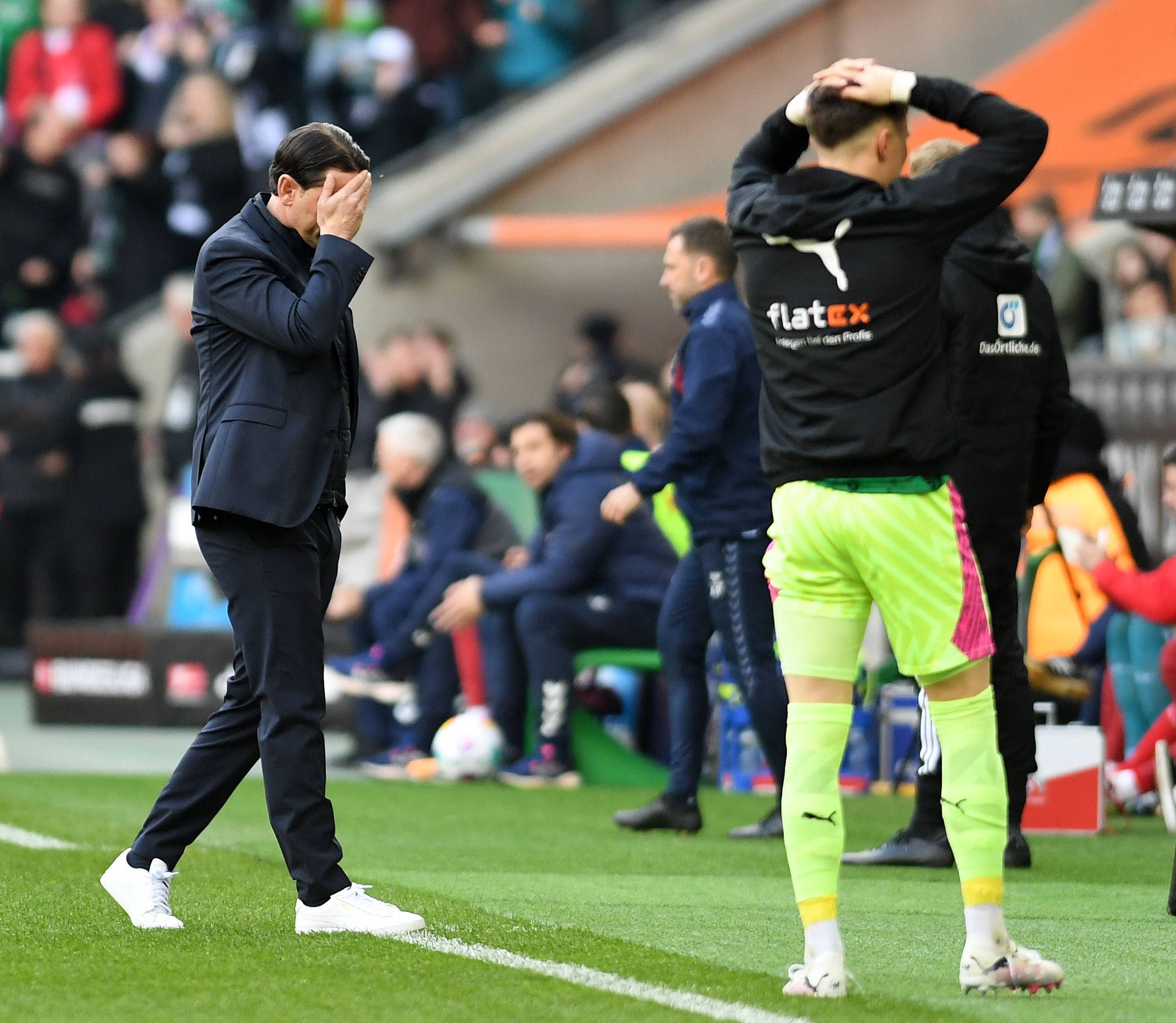 Gerardo Seoane fasst sich am Spielfeldrand ins Gesicht.
