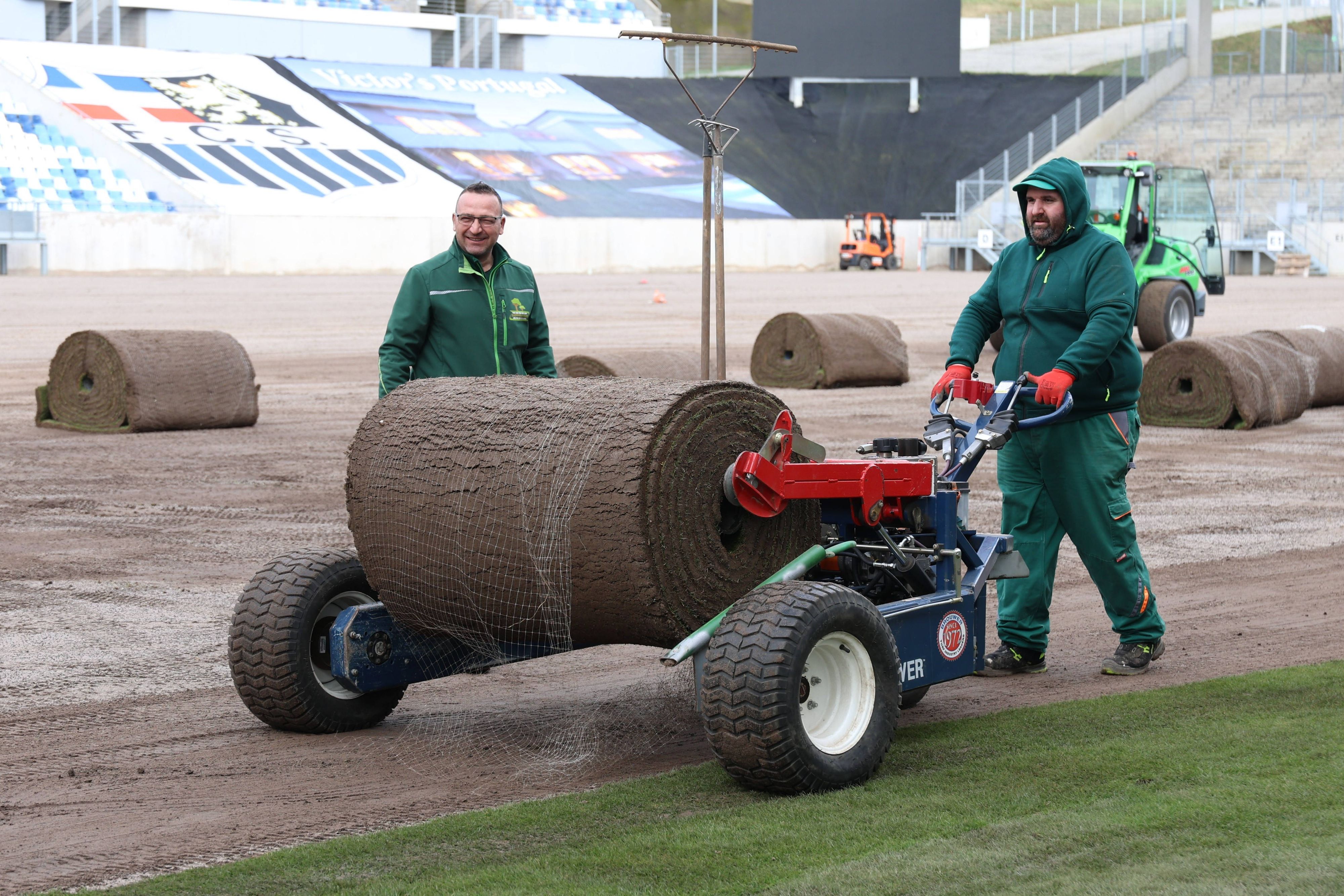 Rasen-Arbeiten im Ludwigsparkstadion.