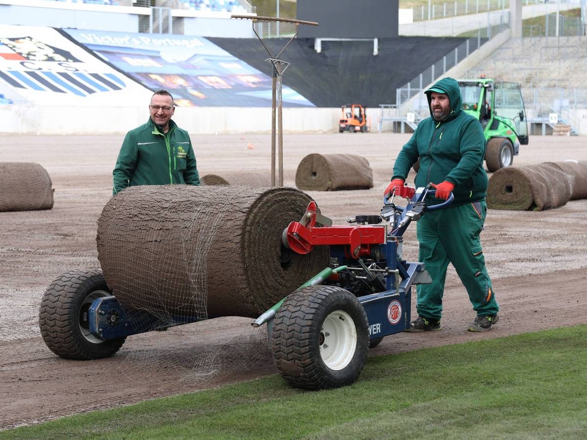Rasen-Arbeiten im Ludwigsparkstadion.