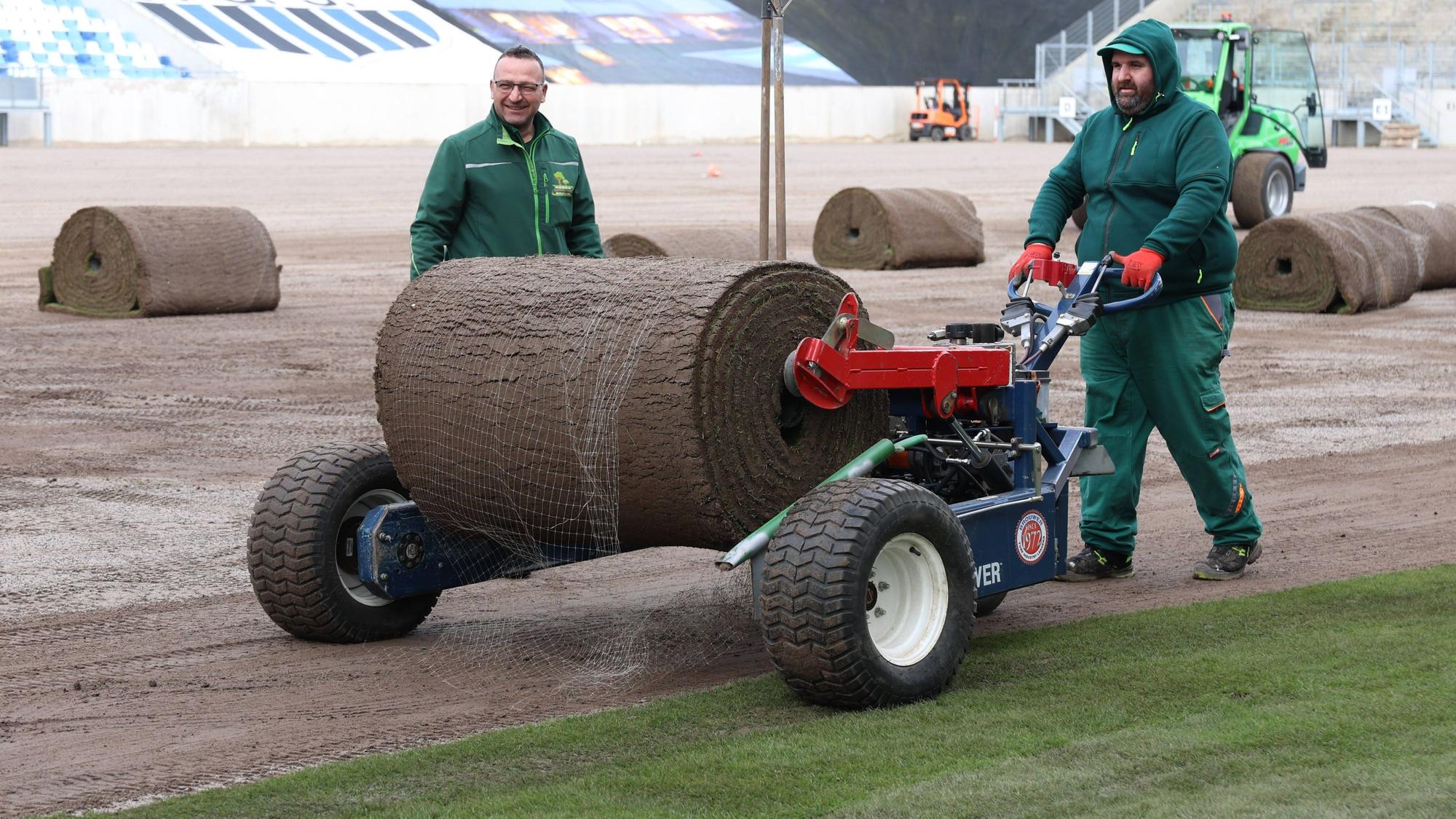 Rasen-Arbeiten im Ludwigsparkstadion.