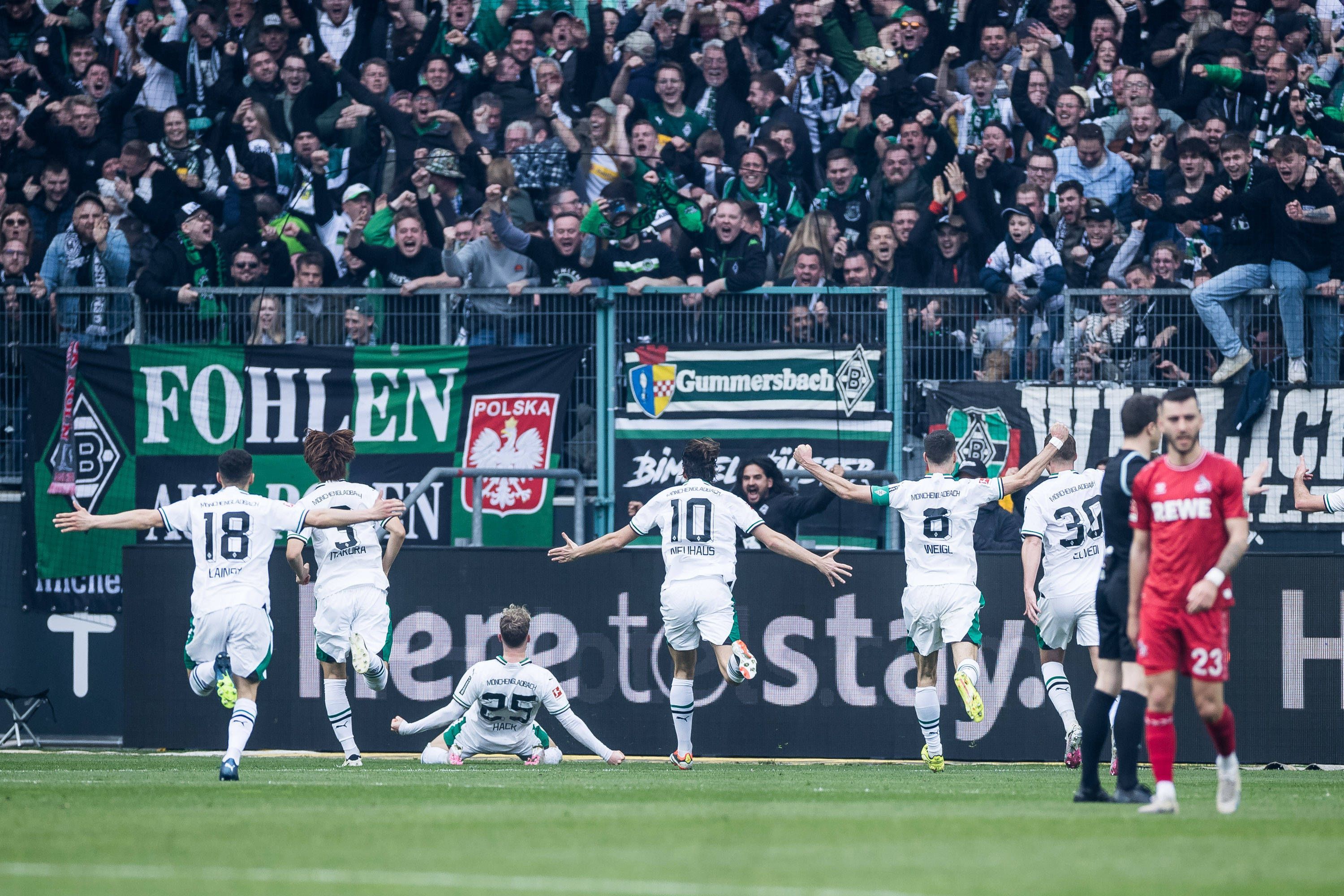 Robin Hack und seine Teamkollegen beim Torjubel.