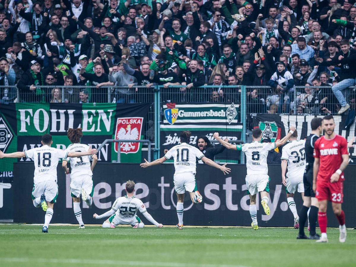 Robin Hack und seine Teamkollegen beim Torjubel.