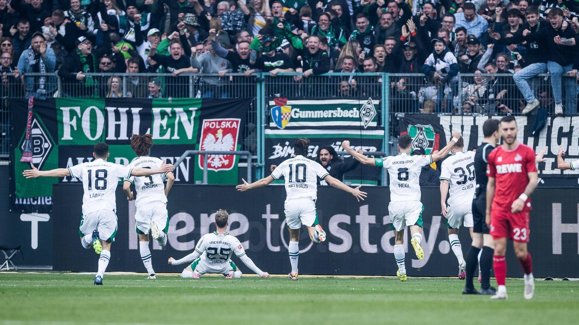 Robin Hack und seine Teamkollegen beim Torjubel.