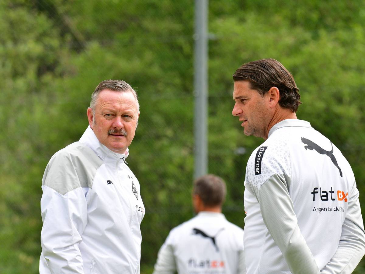 Gerardo Seoane im Austausch mit Borussia-Manager Roland Virkus.
