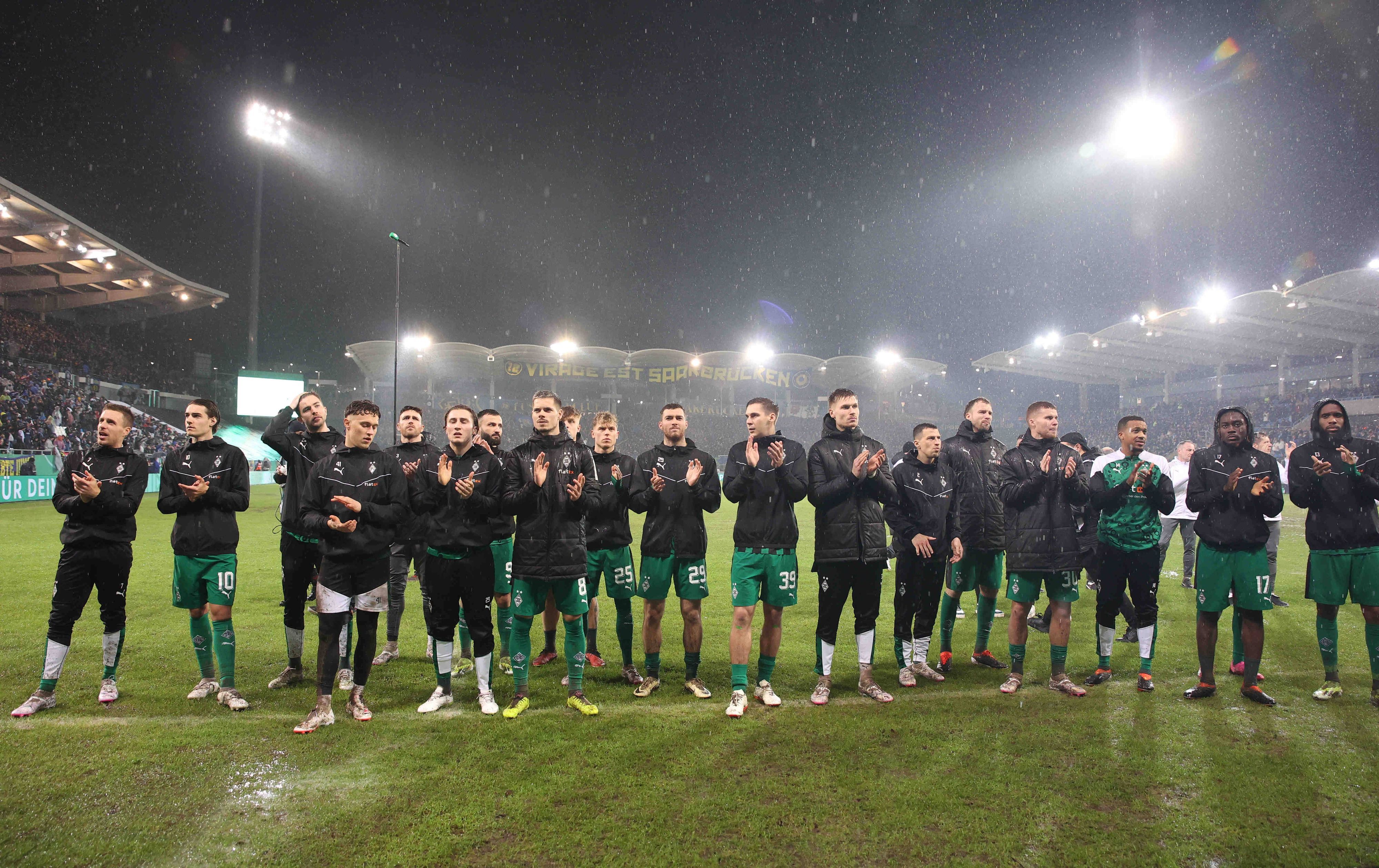 Borussia-Spieler bei den mitgereisten Gladbach-Fans nach der Spiel-Absage.