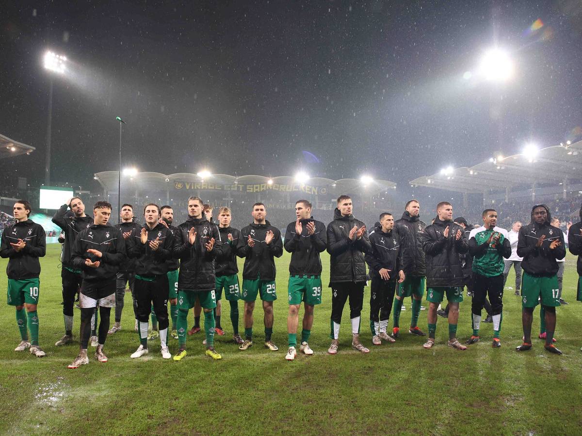Borussia-Spieler bei den mitgereisten Gladbach-Fans nach der Spiel-Absage.