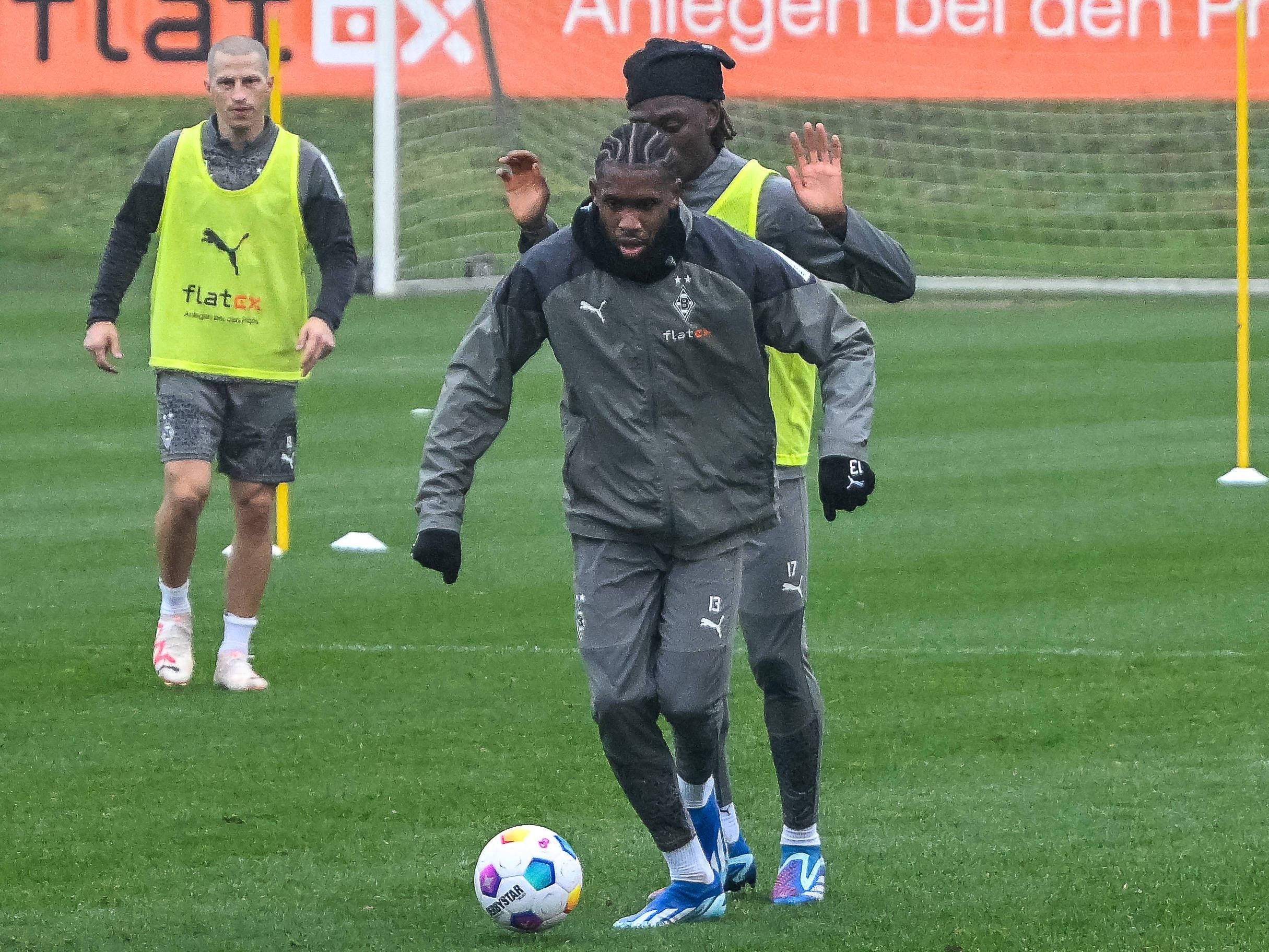 Jordan Siebatcheu und Manu Koné im Zweikampf, Stefan Lainer lauert.