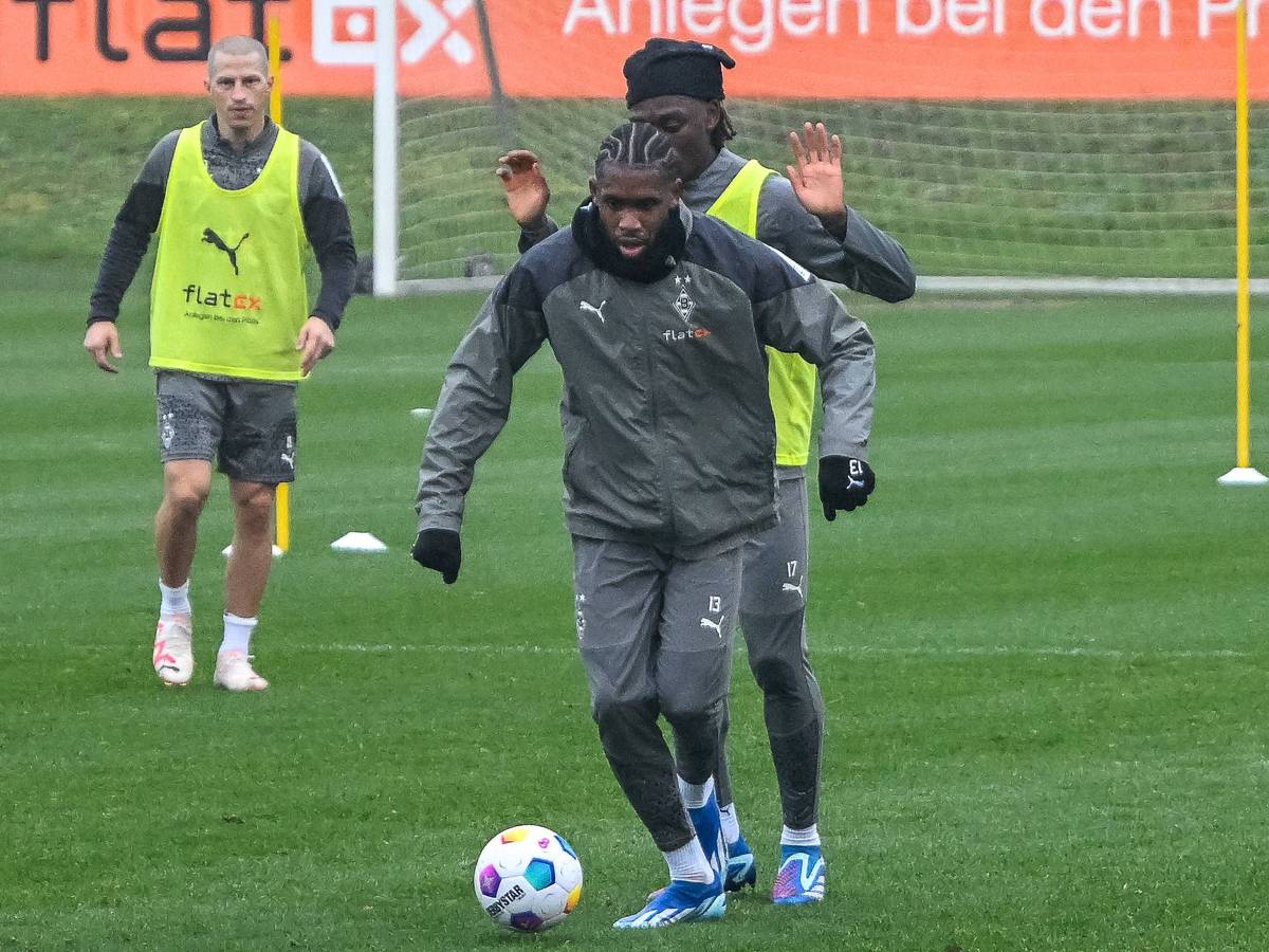 Jordan Siebatcheu und Manu Koné im Zweikampf, Stefan Lainer lauert.